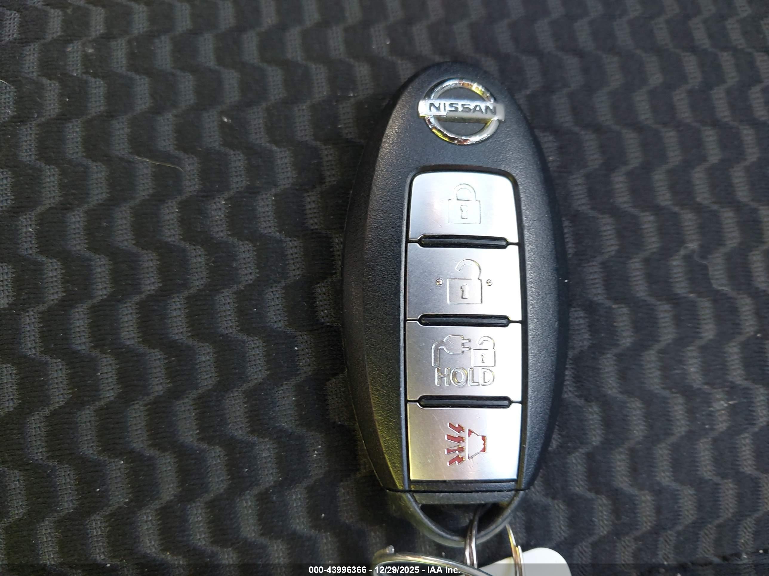 NISSAN LEAF image 11