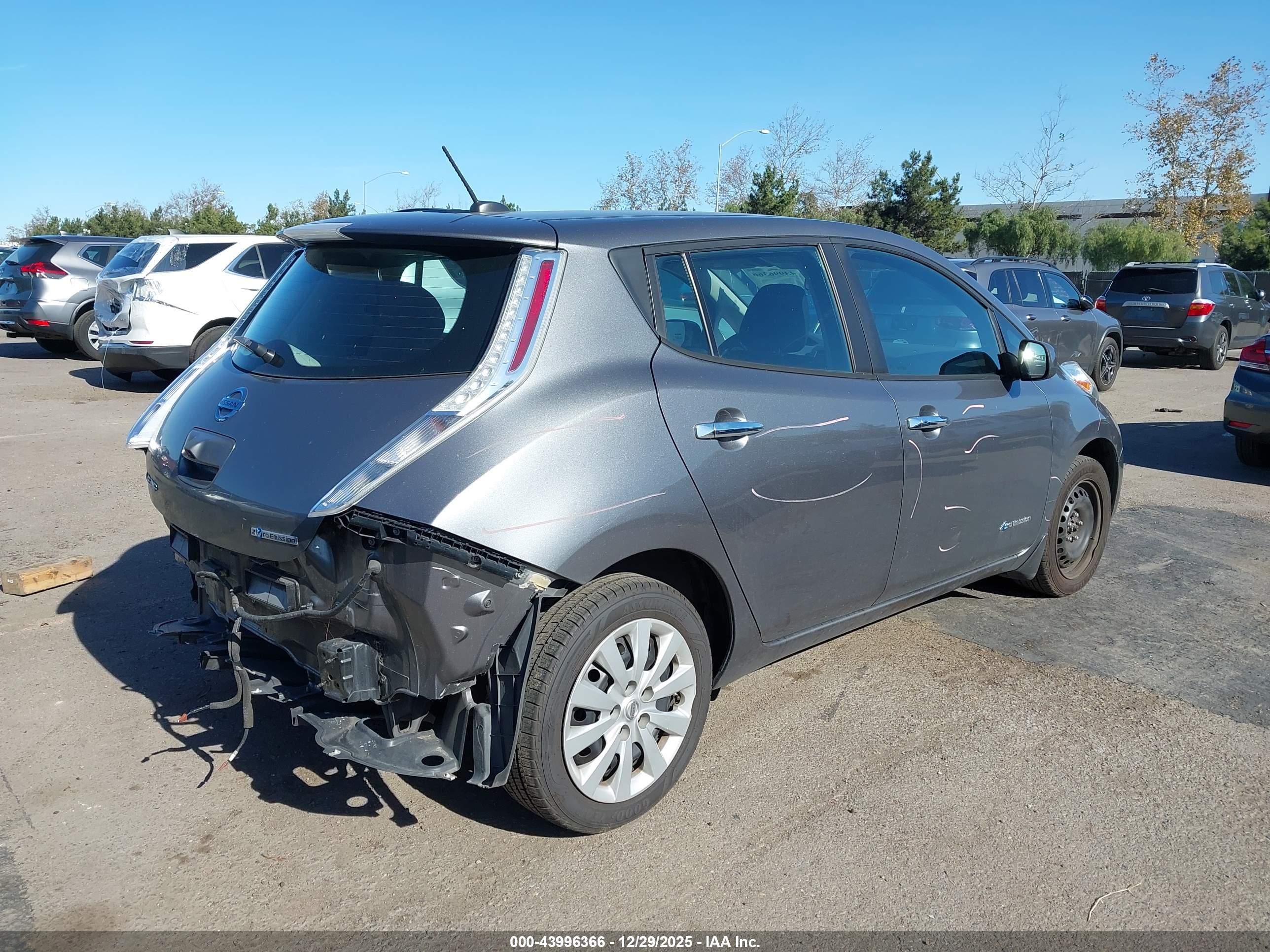 NISSAN LEAF image 4