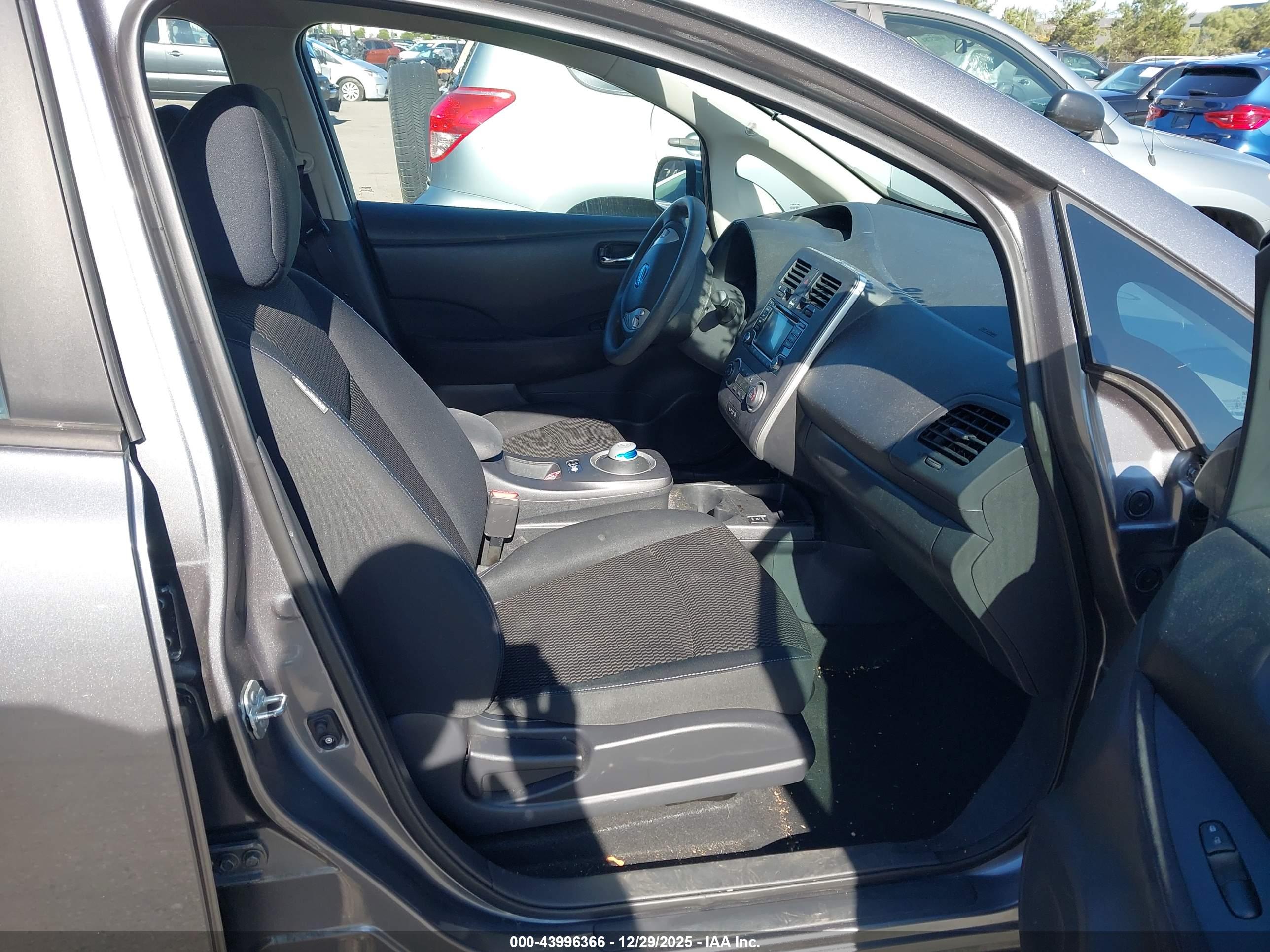NISSAN LEAF image 5