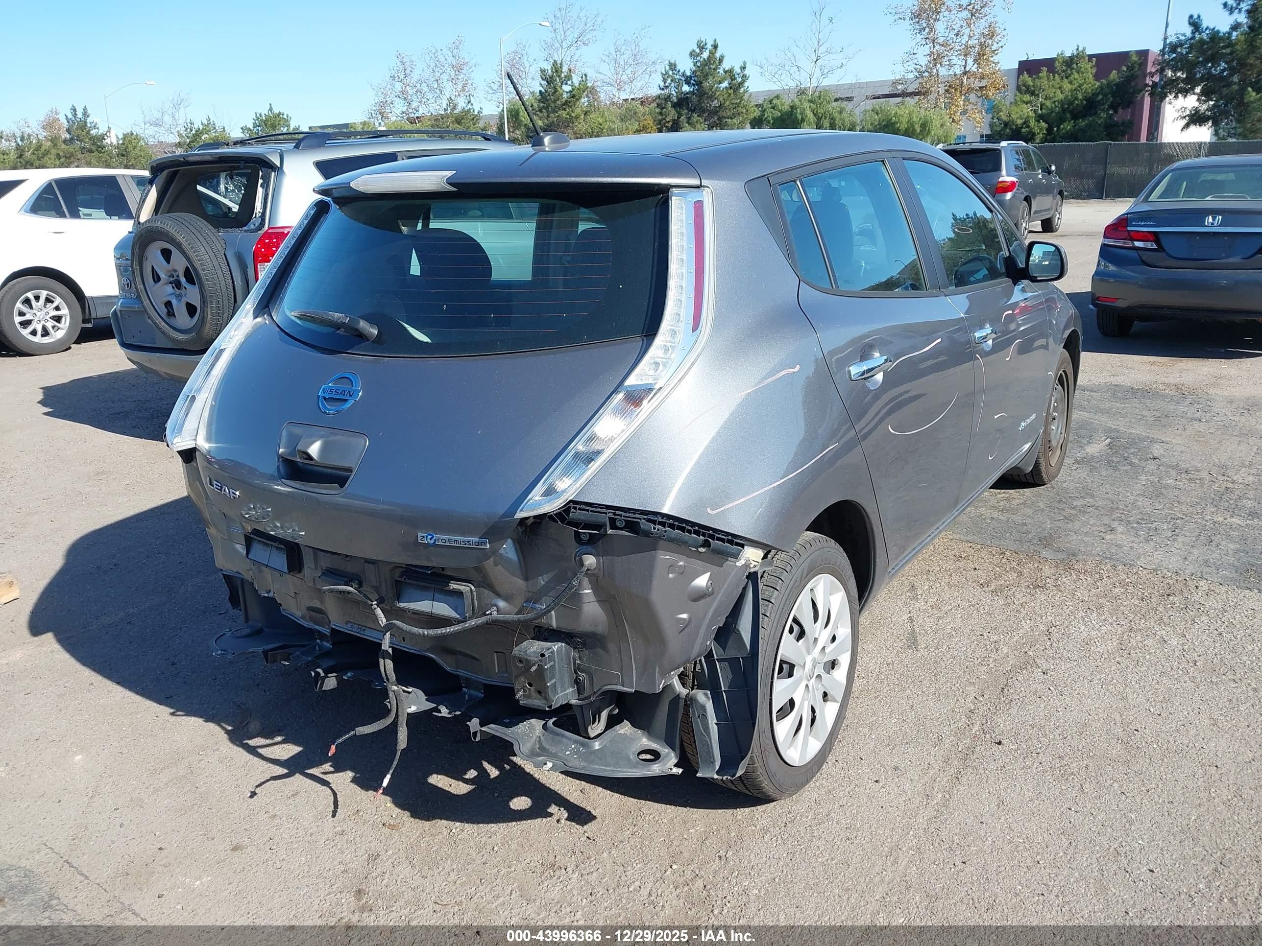 NISSAN LEAF image 6