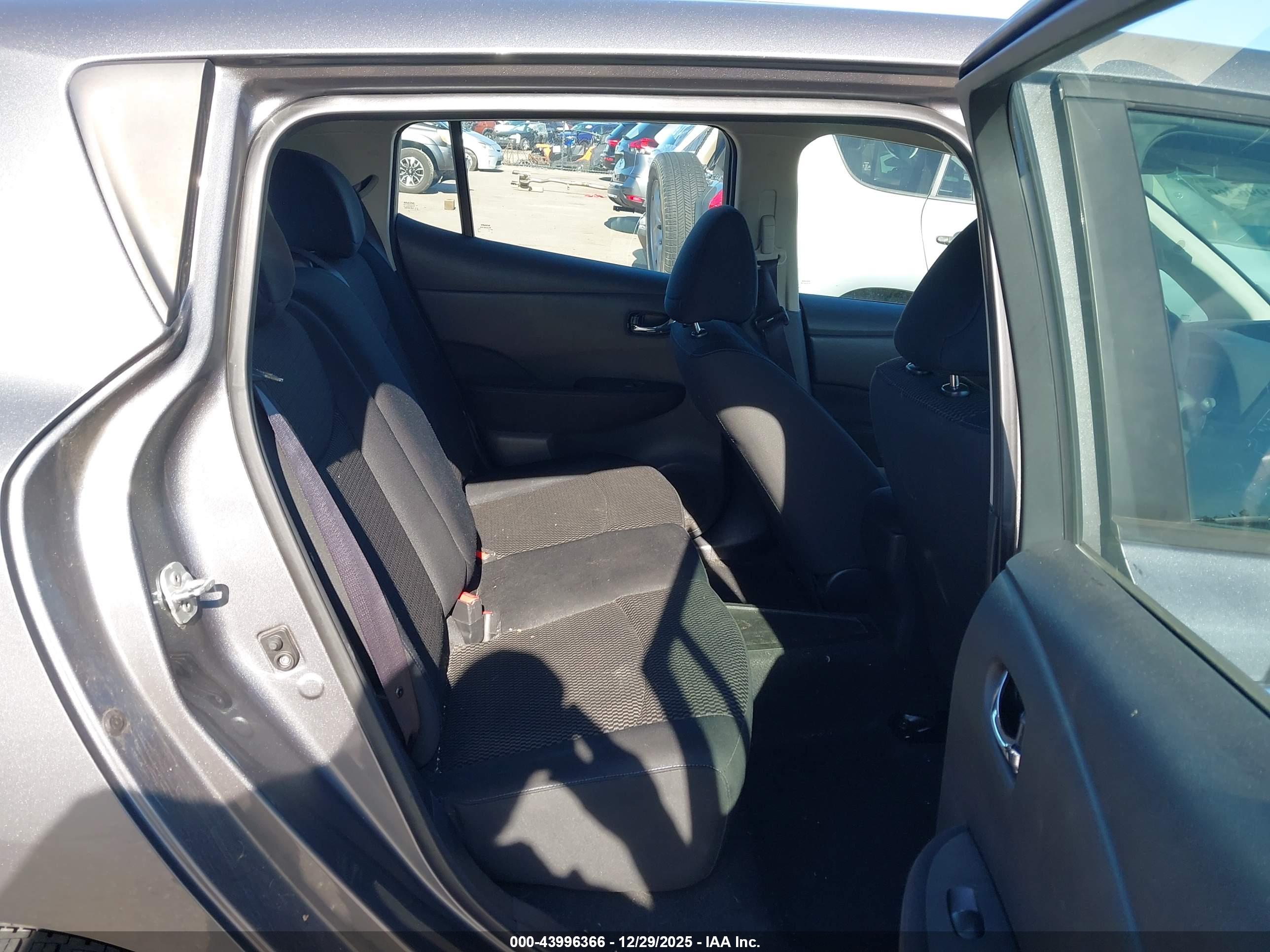 NISSAN LEAF image 8