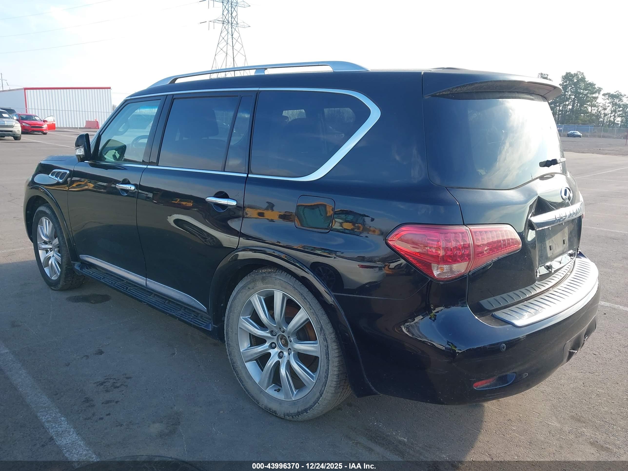 INFINITI QX56 image 3