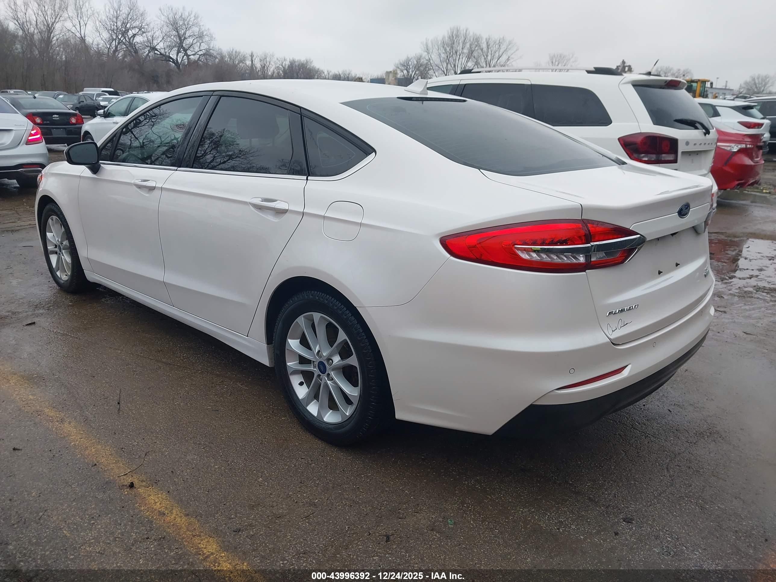 FORD FUSION image 3