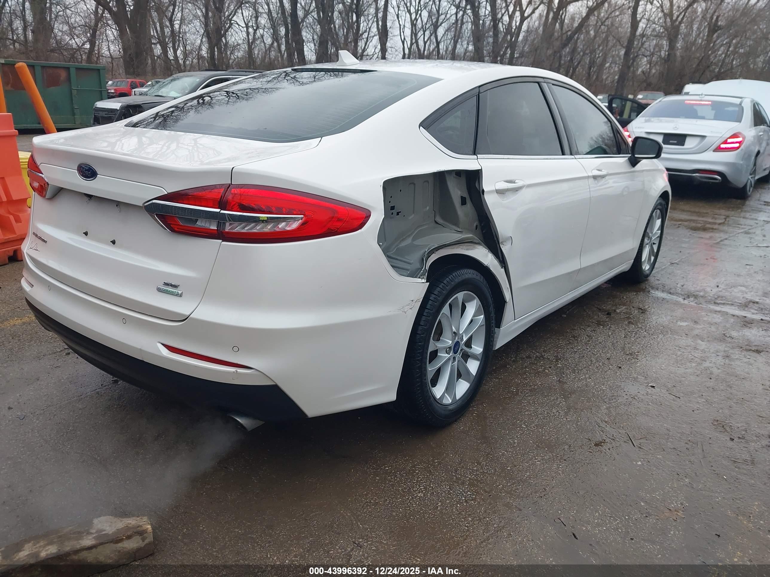FORD FUSION image 4