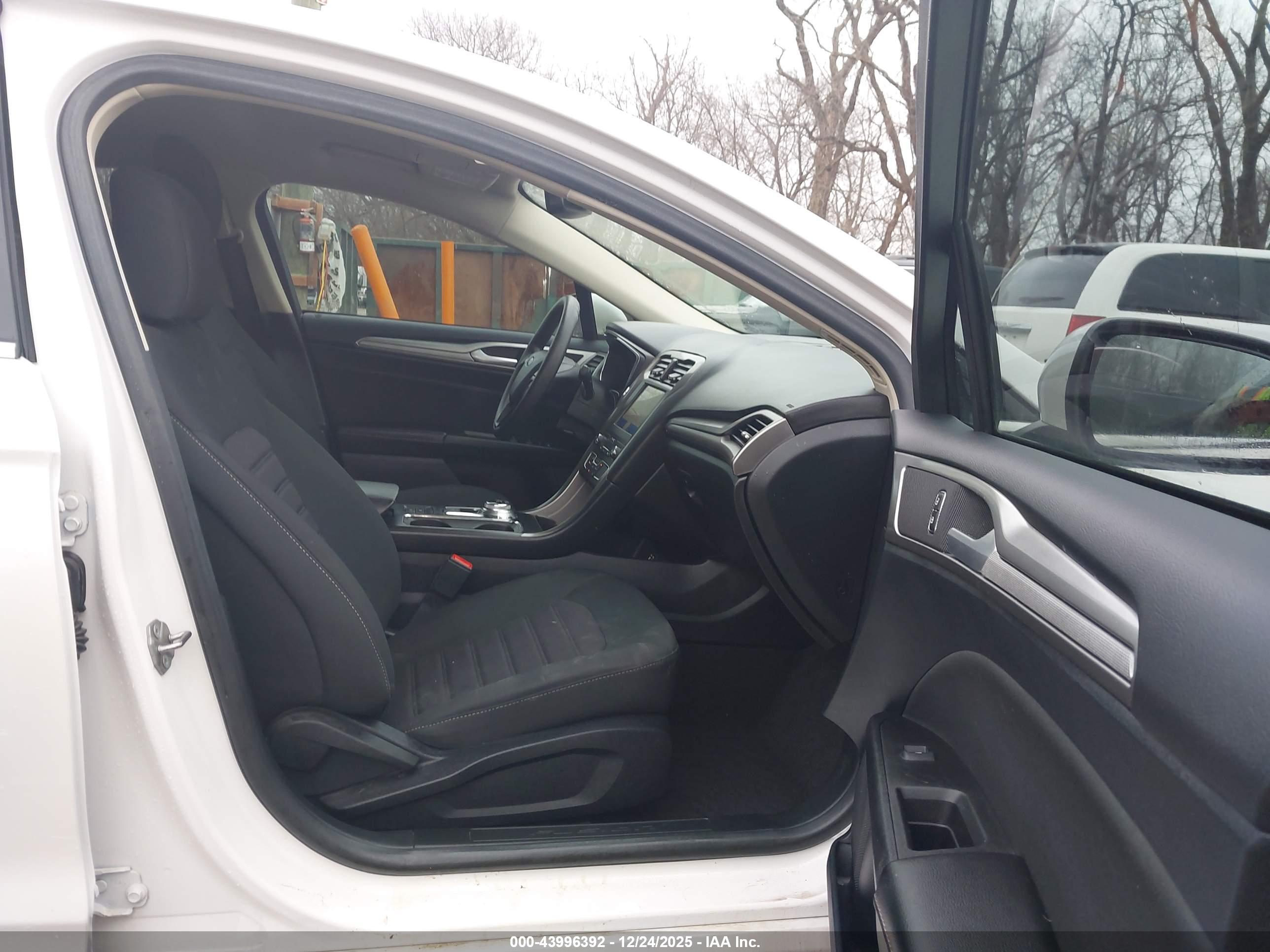 FORD FUSION image 5