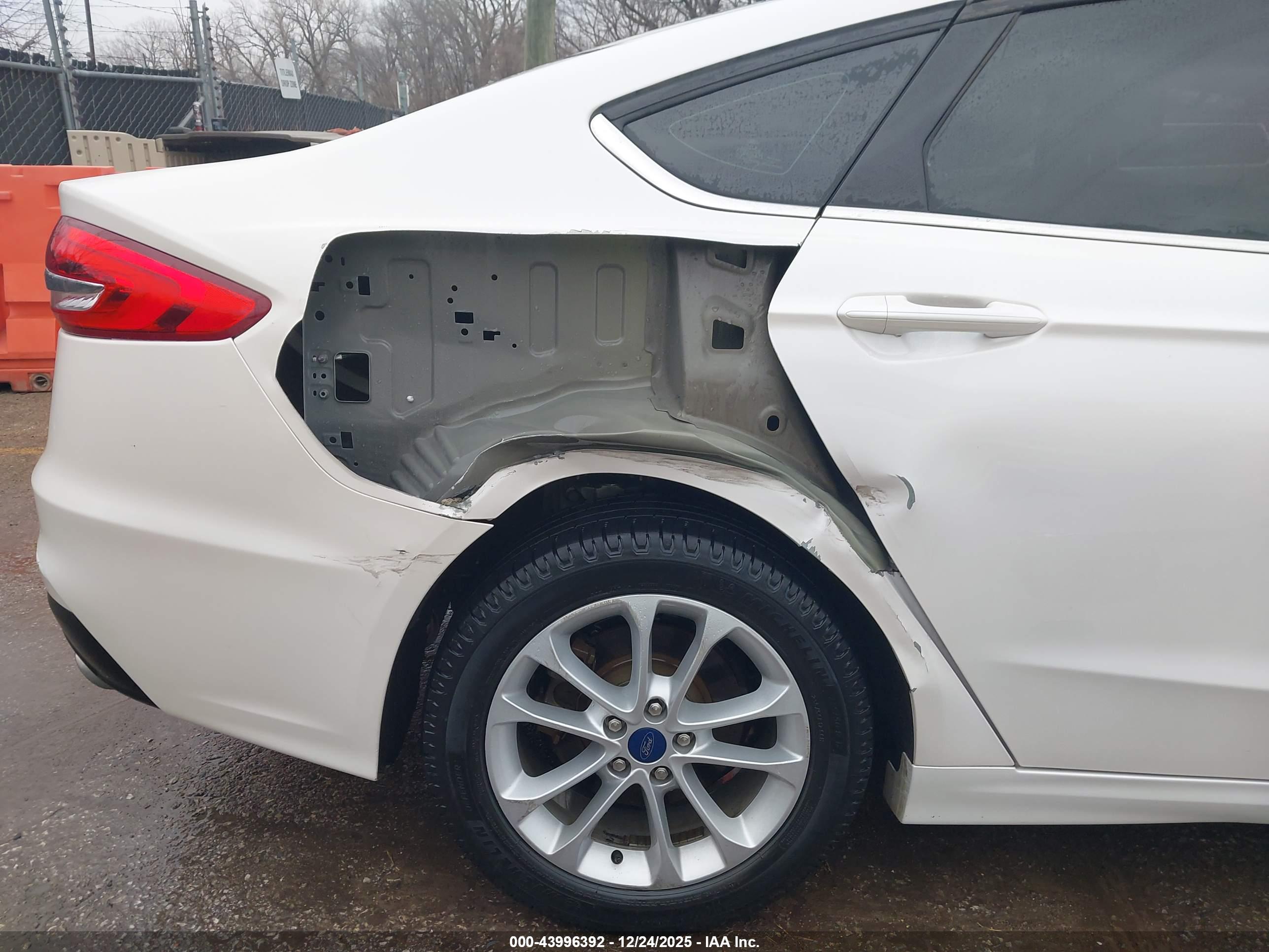 FORD FUSION image 6