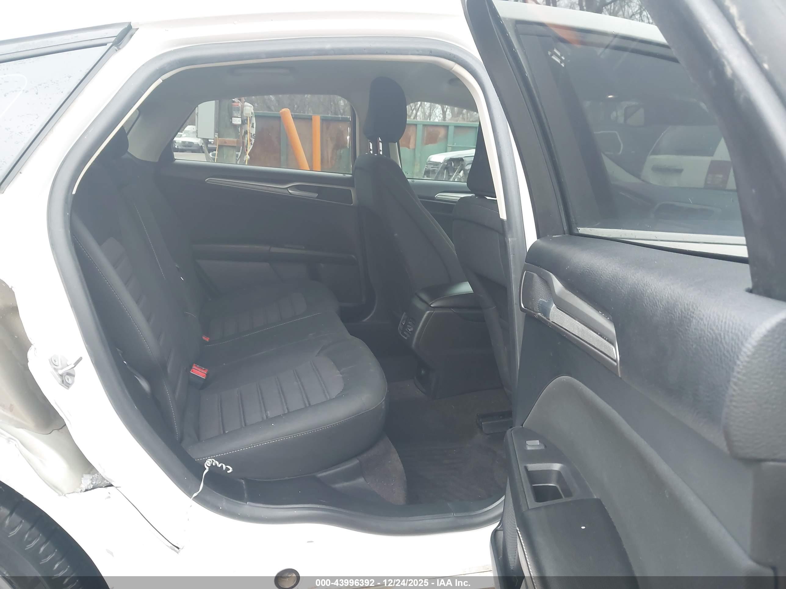 FORD FUSION image 8
