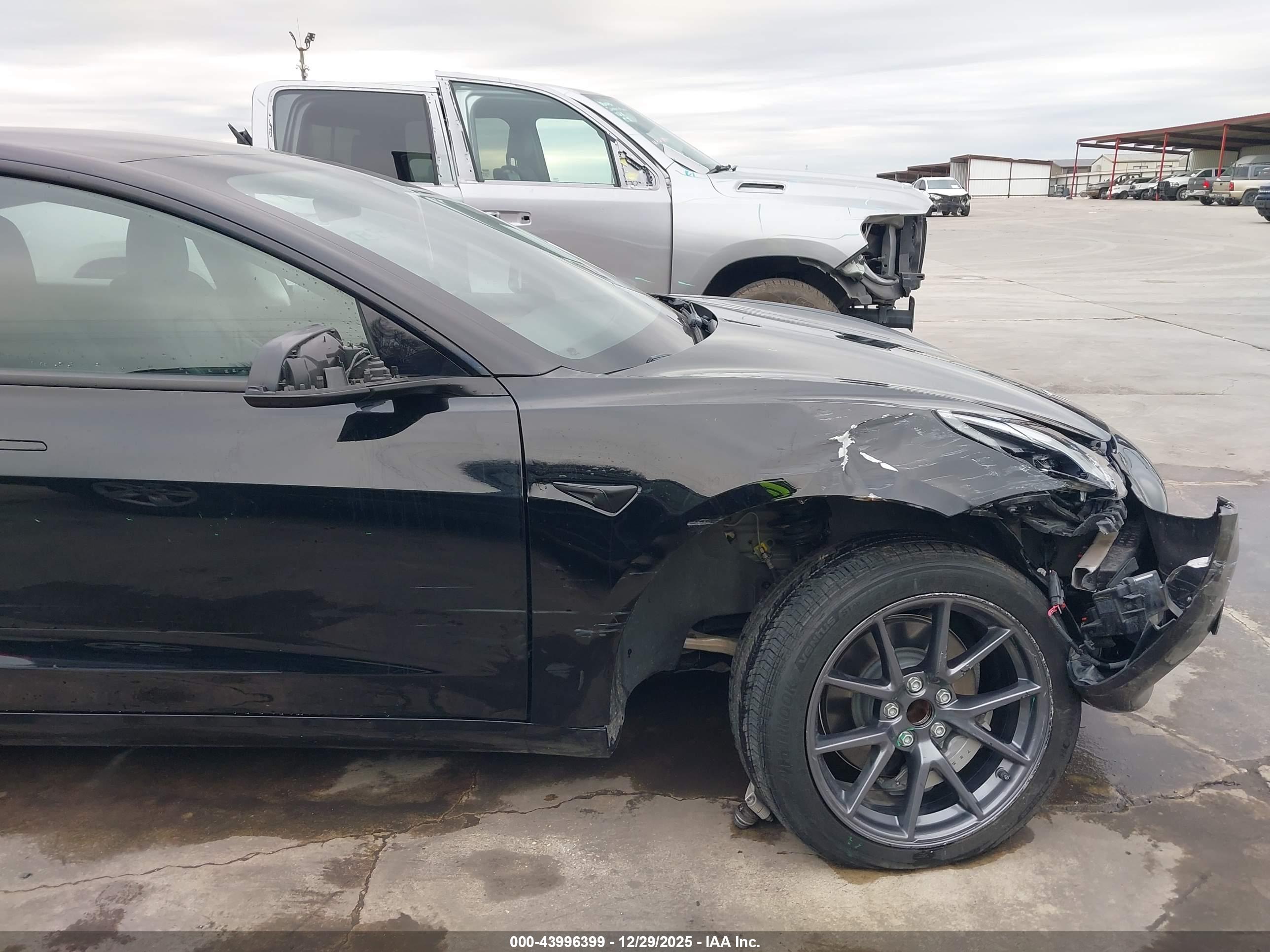 TESLA MODEL image 6