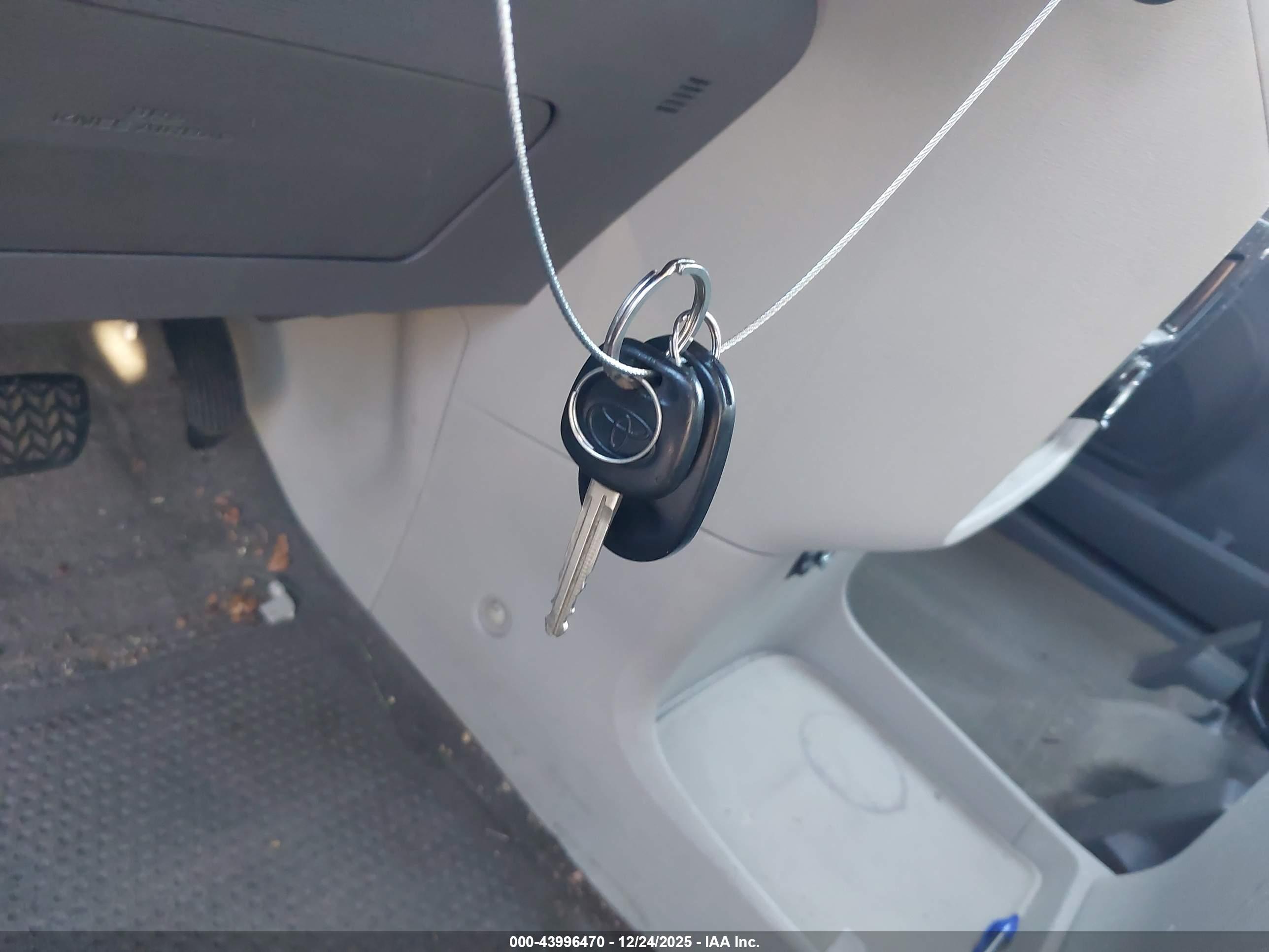 TOYOTA SIENNA image 11