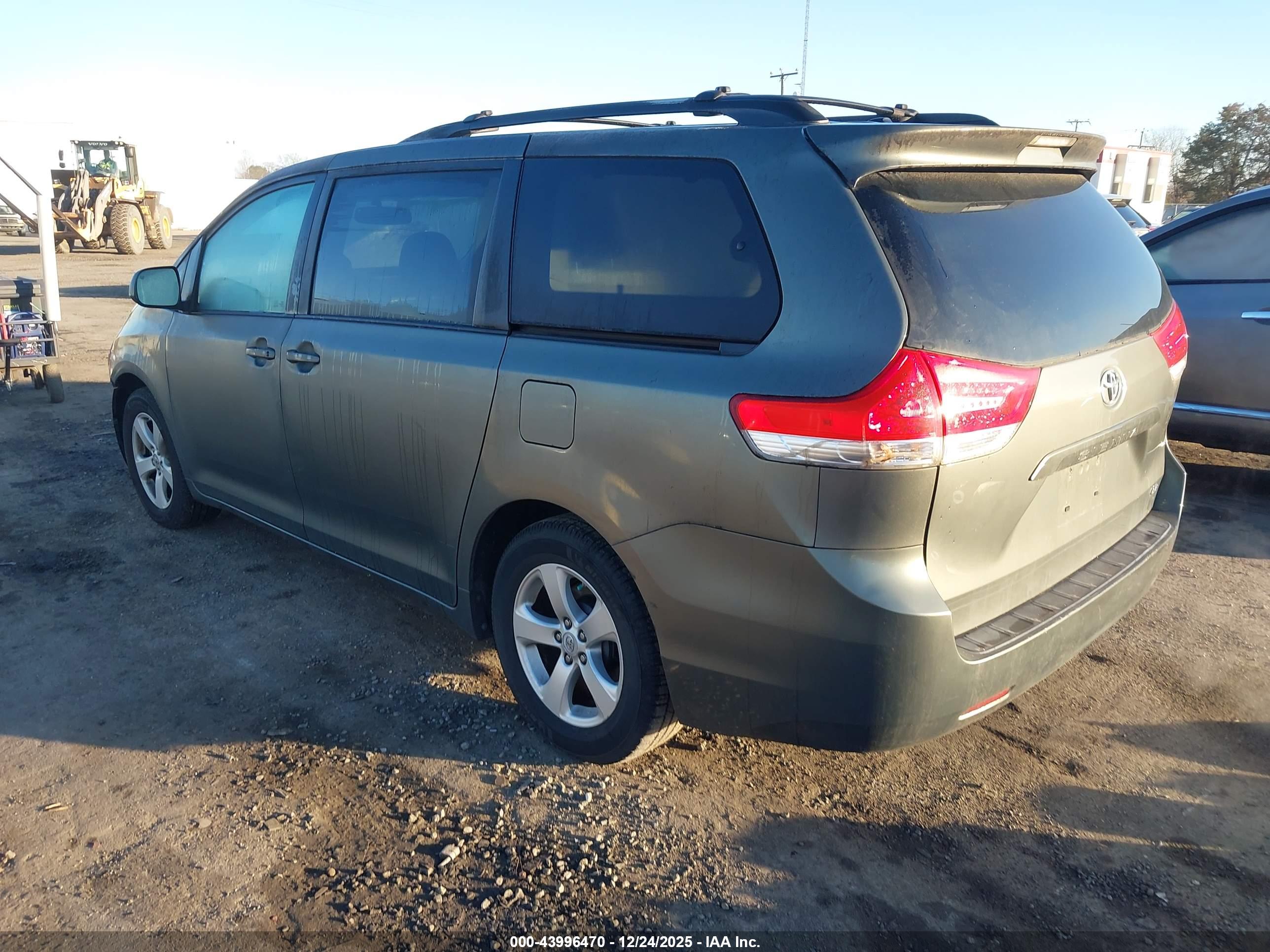 TOYOTA SIENNA image 3
