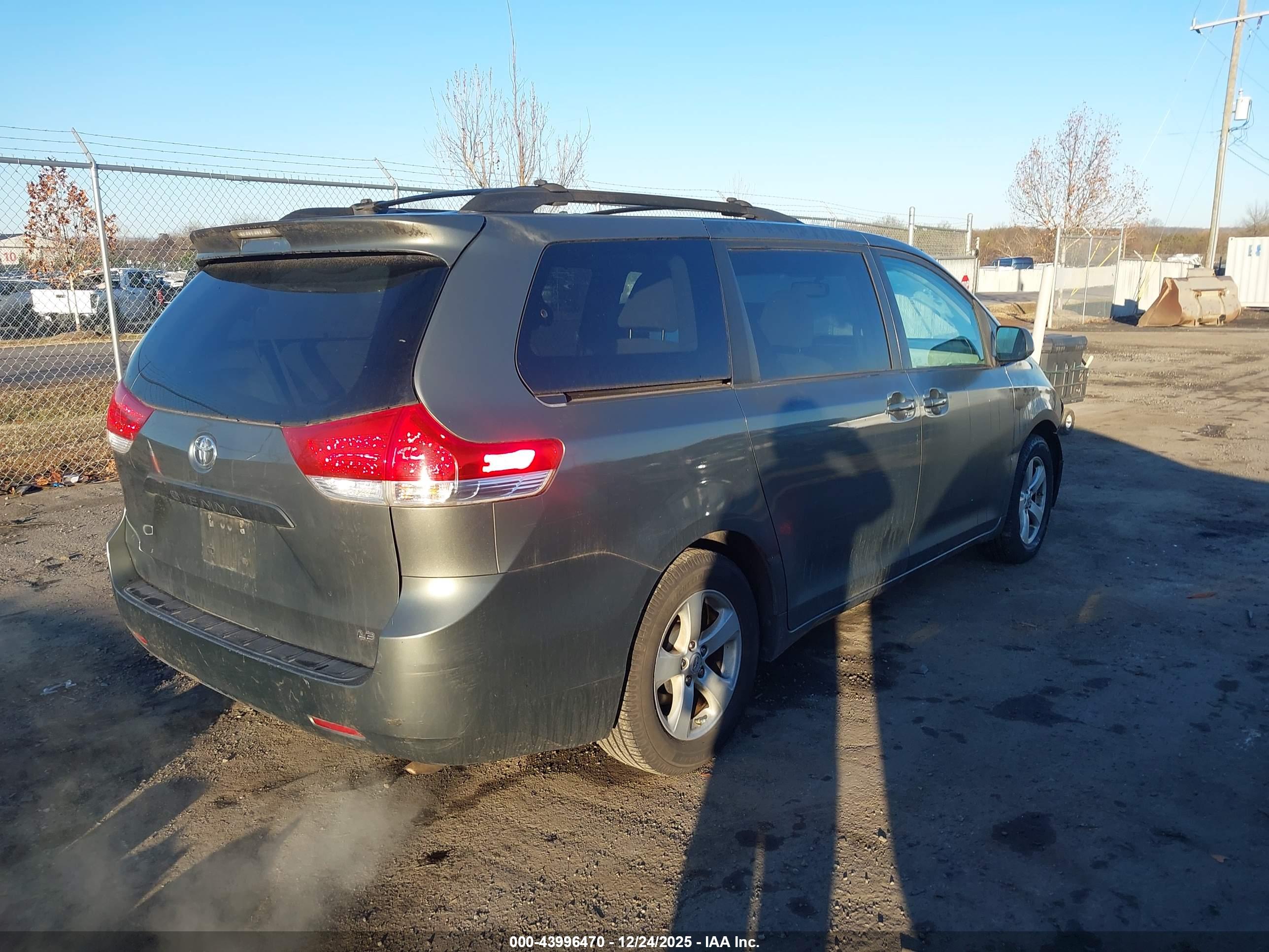 TOYOTA SIENNA image 4