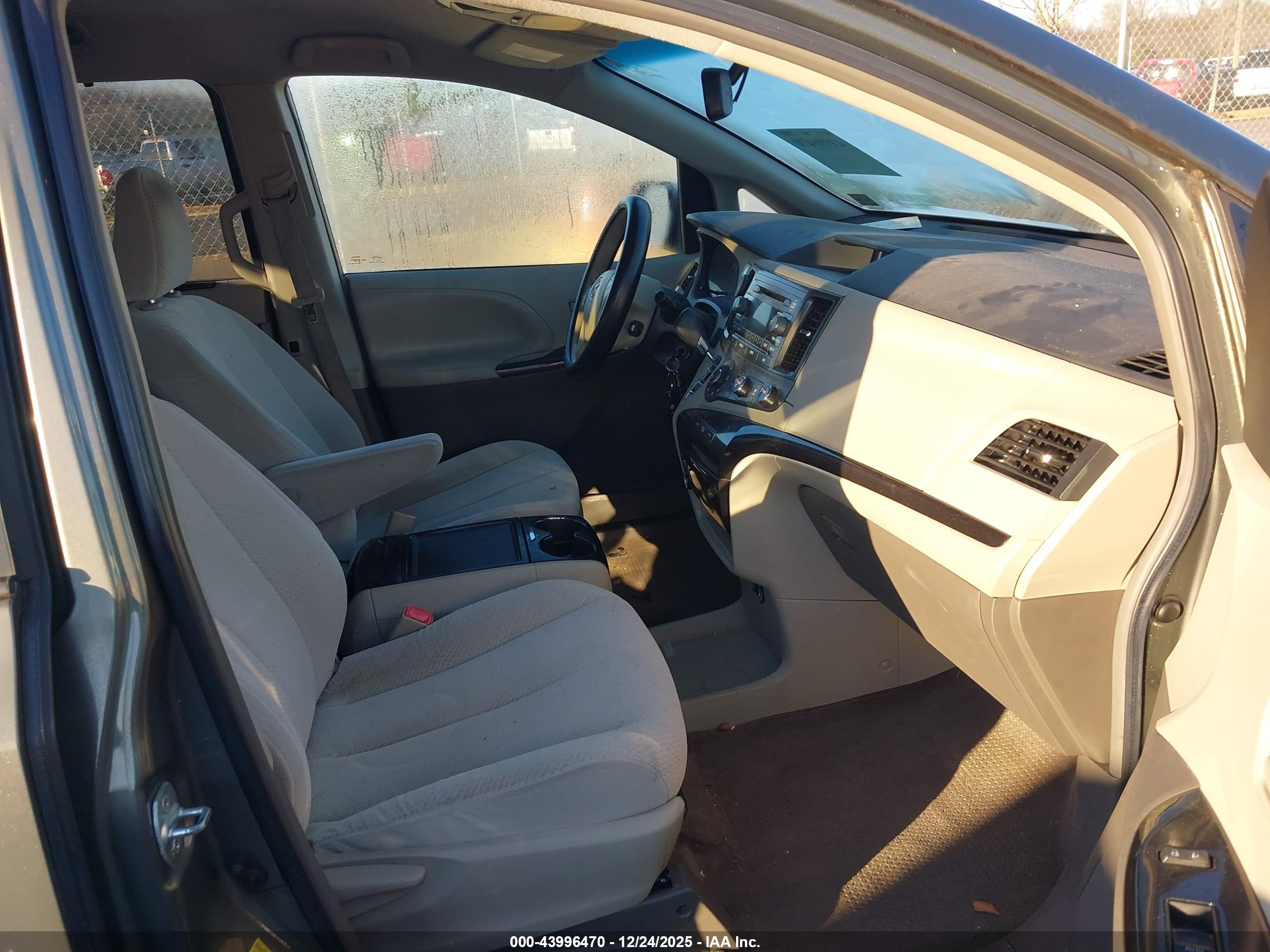 TOYOTA SIENNA image 5