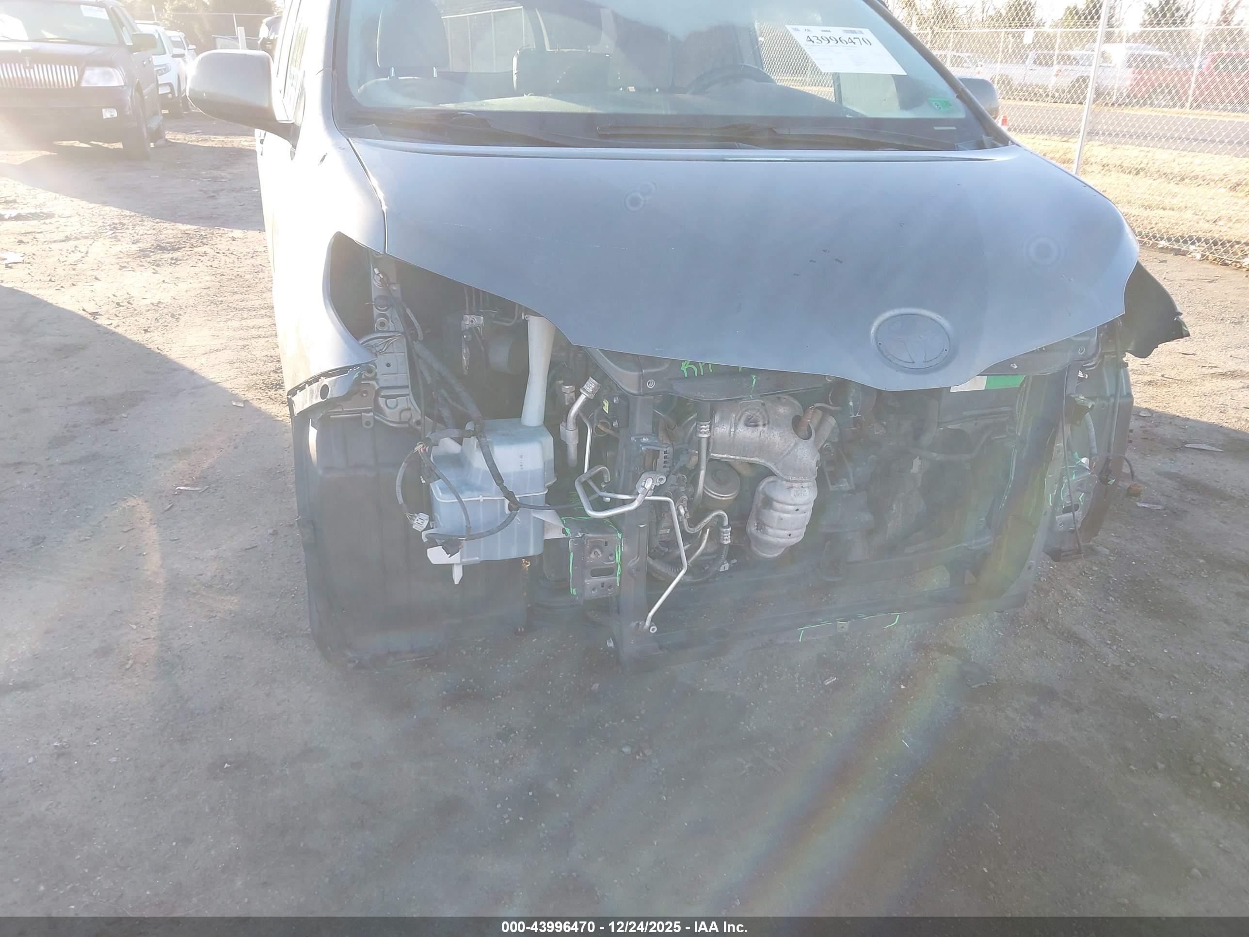 TOYOTA SIENNA image 6