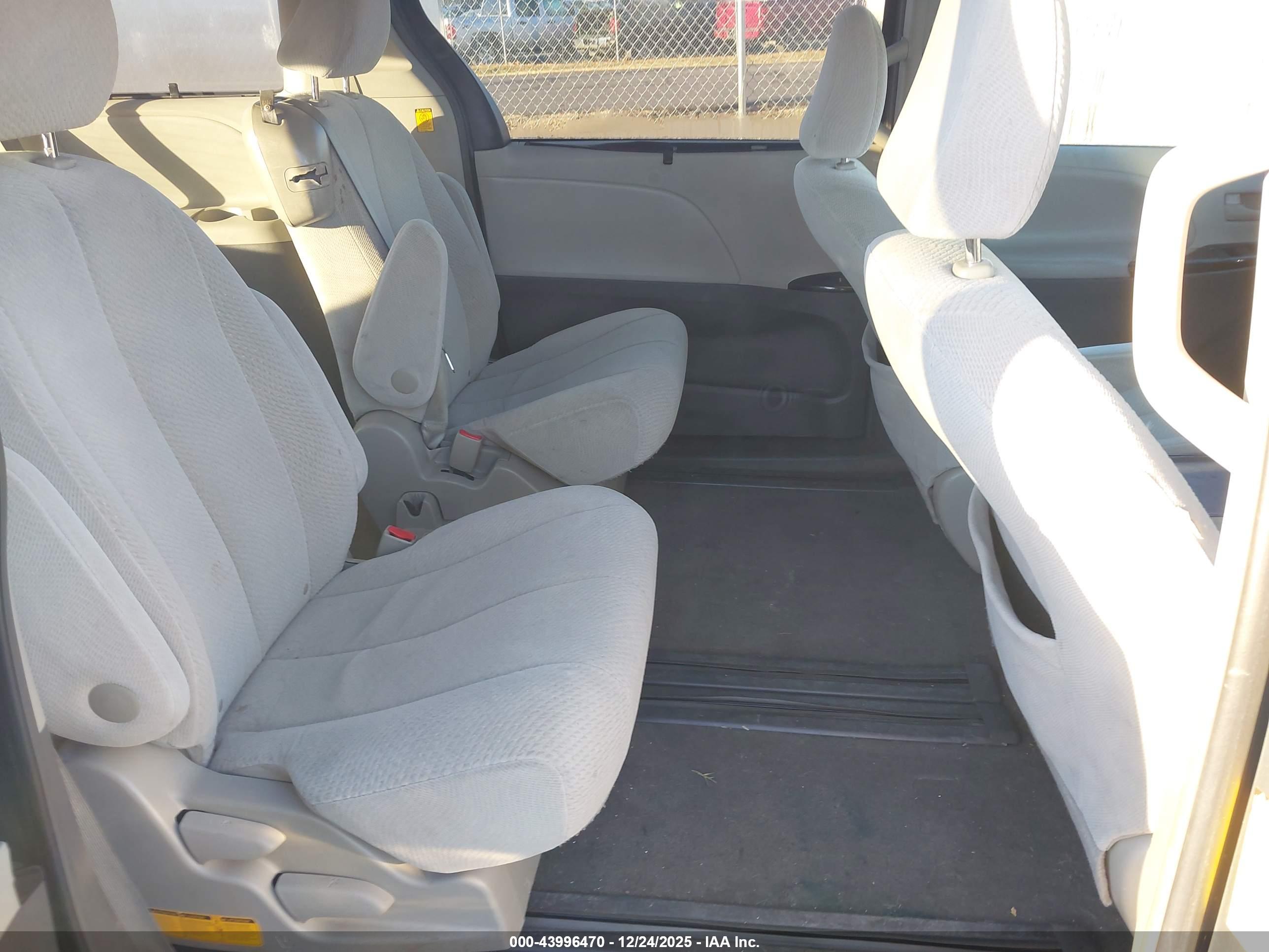 TOYOTA SIENNA image 8
