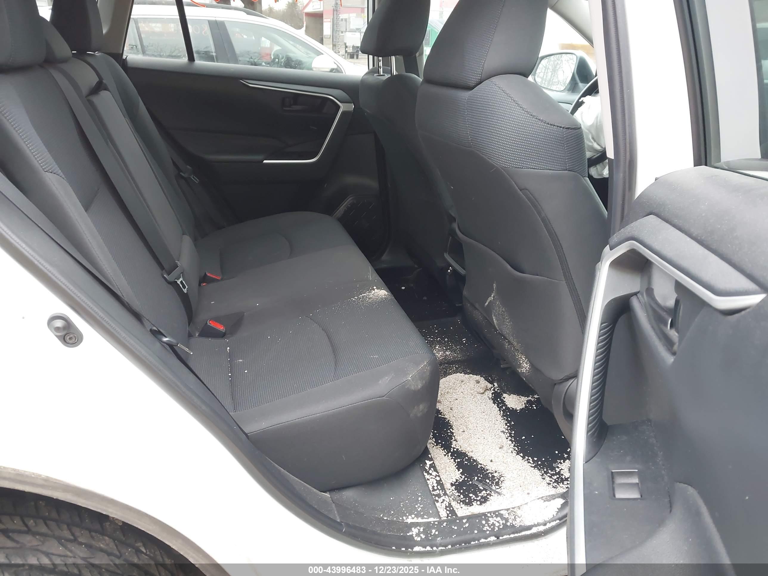 TOYOTA RAV4 image 8