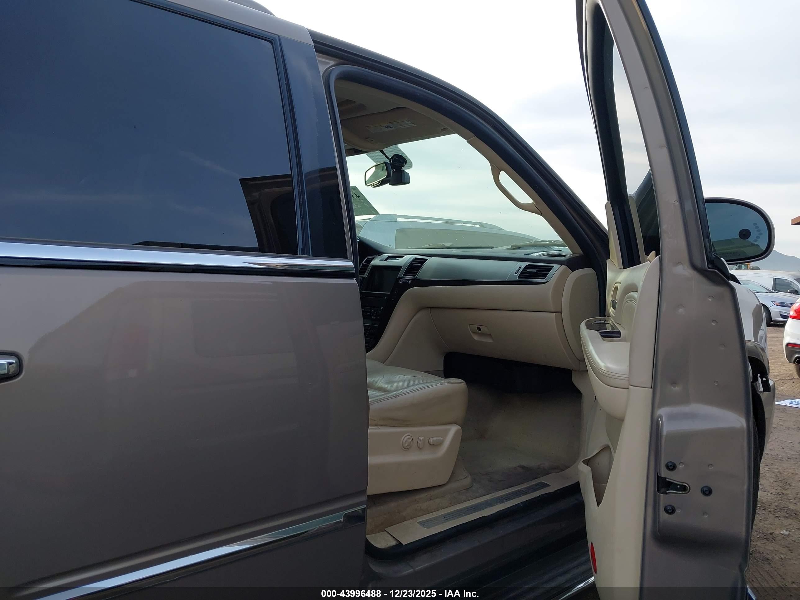CADILLAC ESCALADE image 5