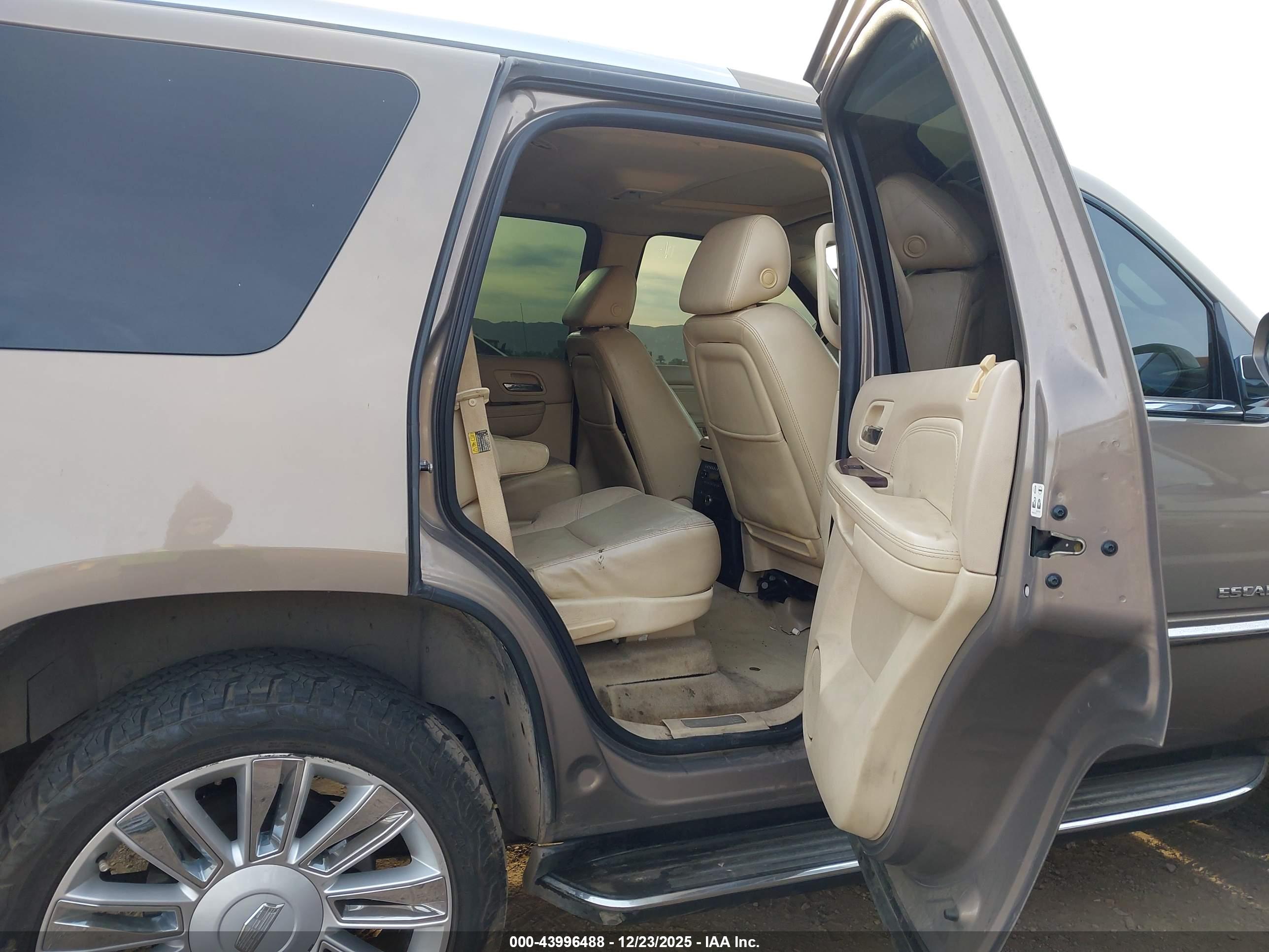 CADILLAC ESCALADE image 8
