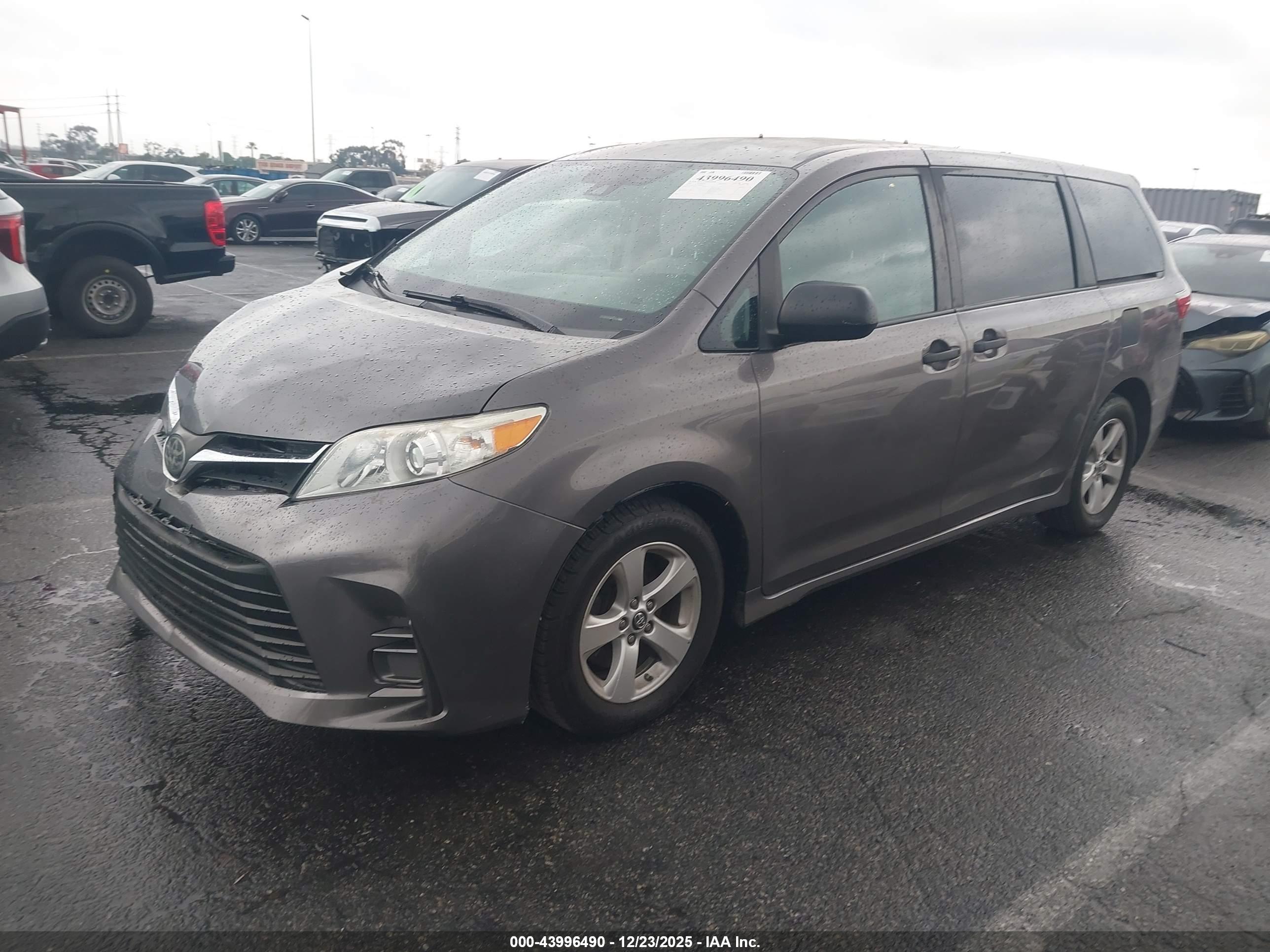TOYOTA SIENNA image 2