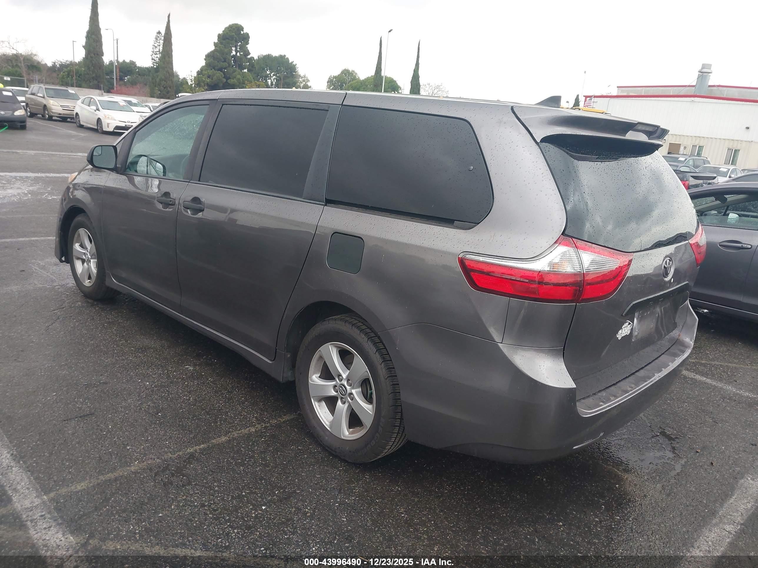 TOYOTA SIENNA image 3