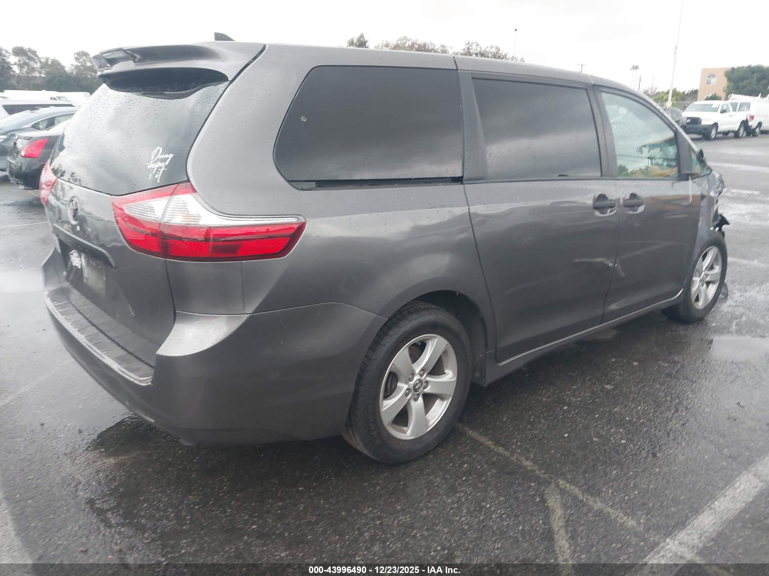 TOYOTA SIENNA image 4