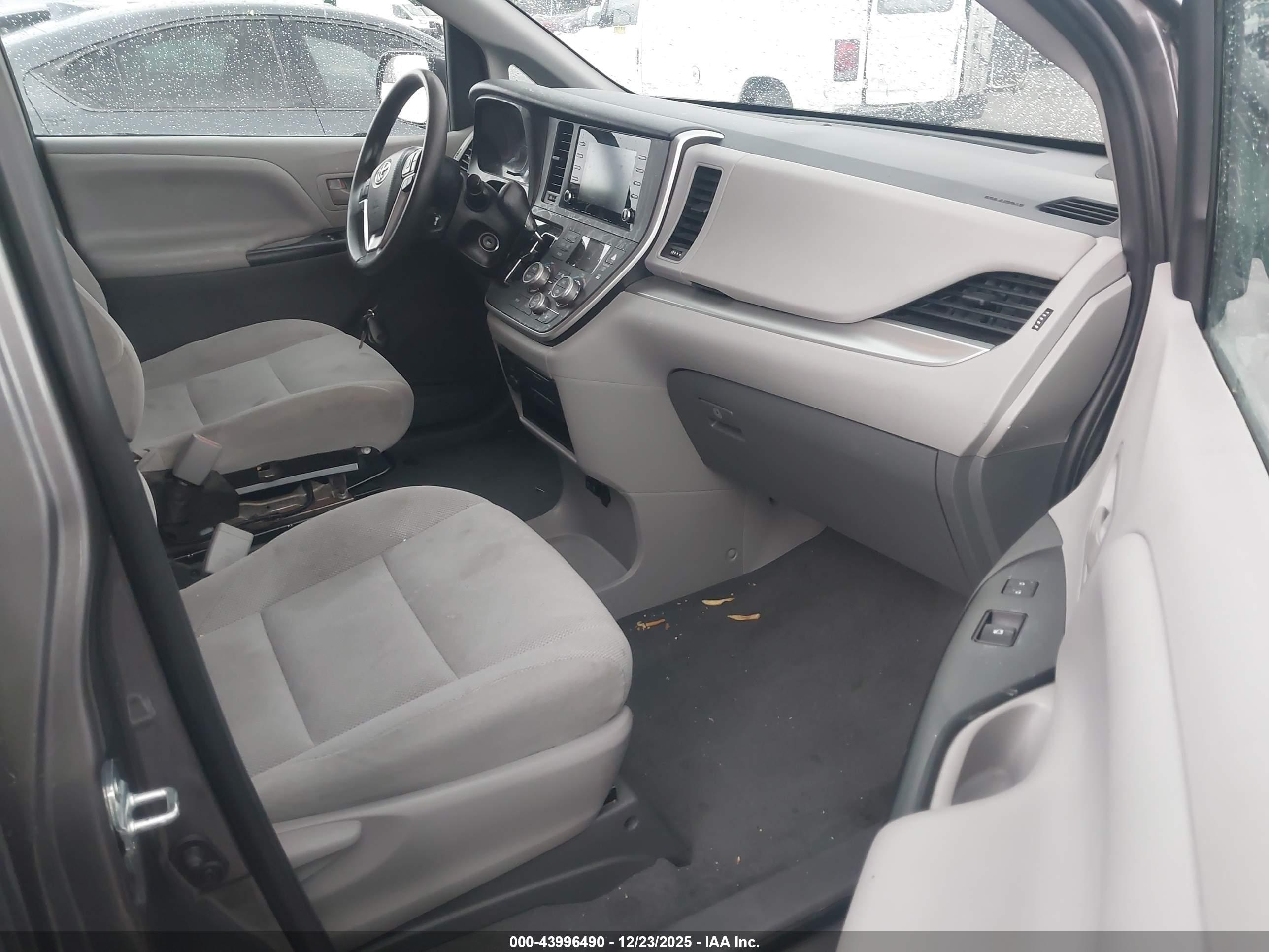 TOYOTA SIENNA image 5