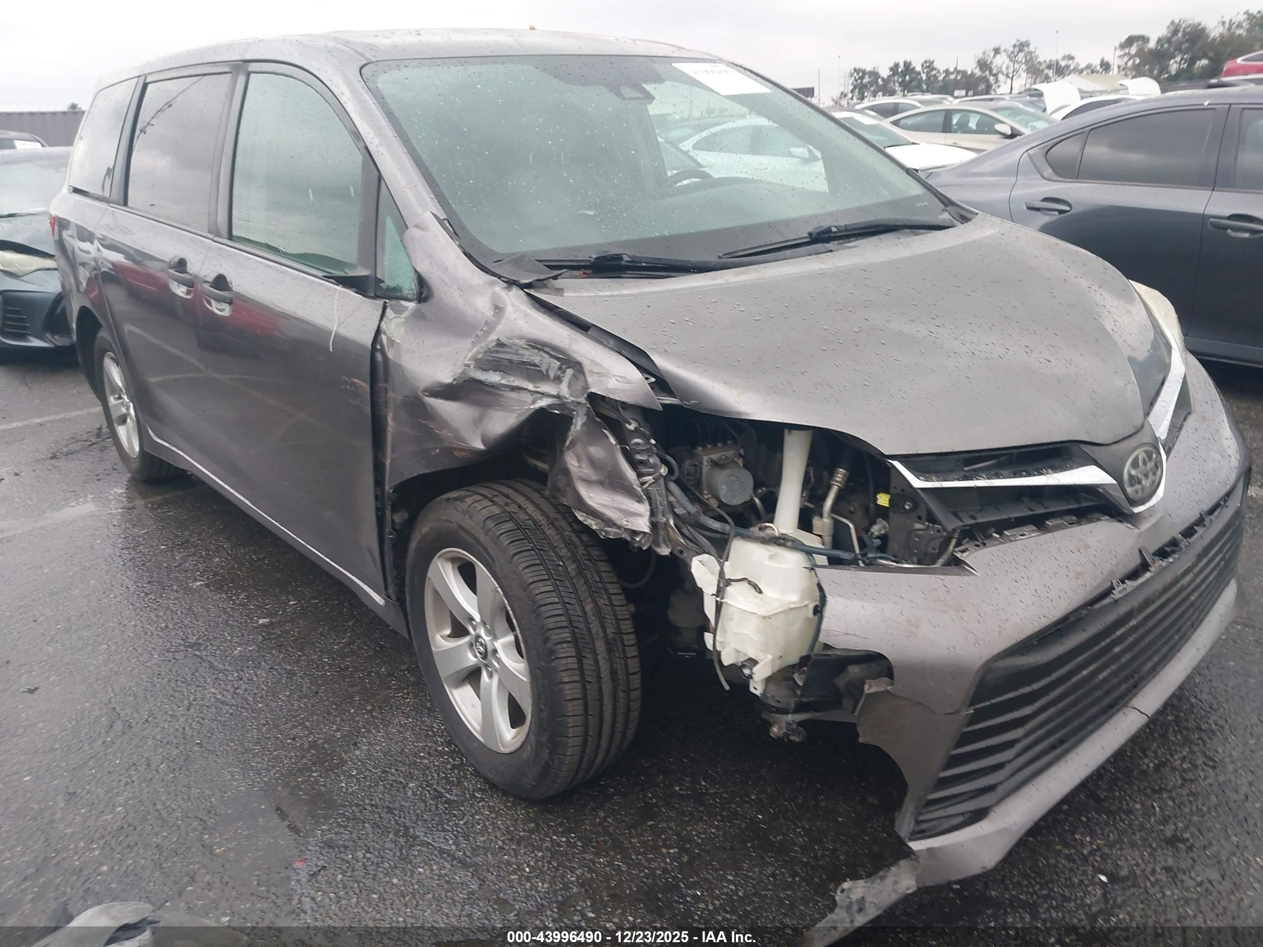 TOYOTA SIENNA image 6