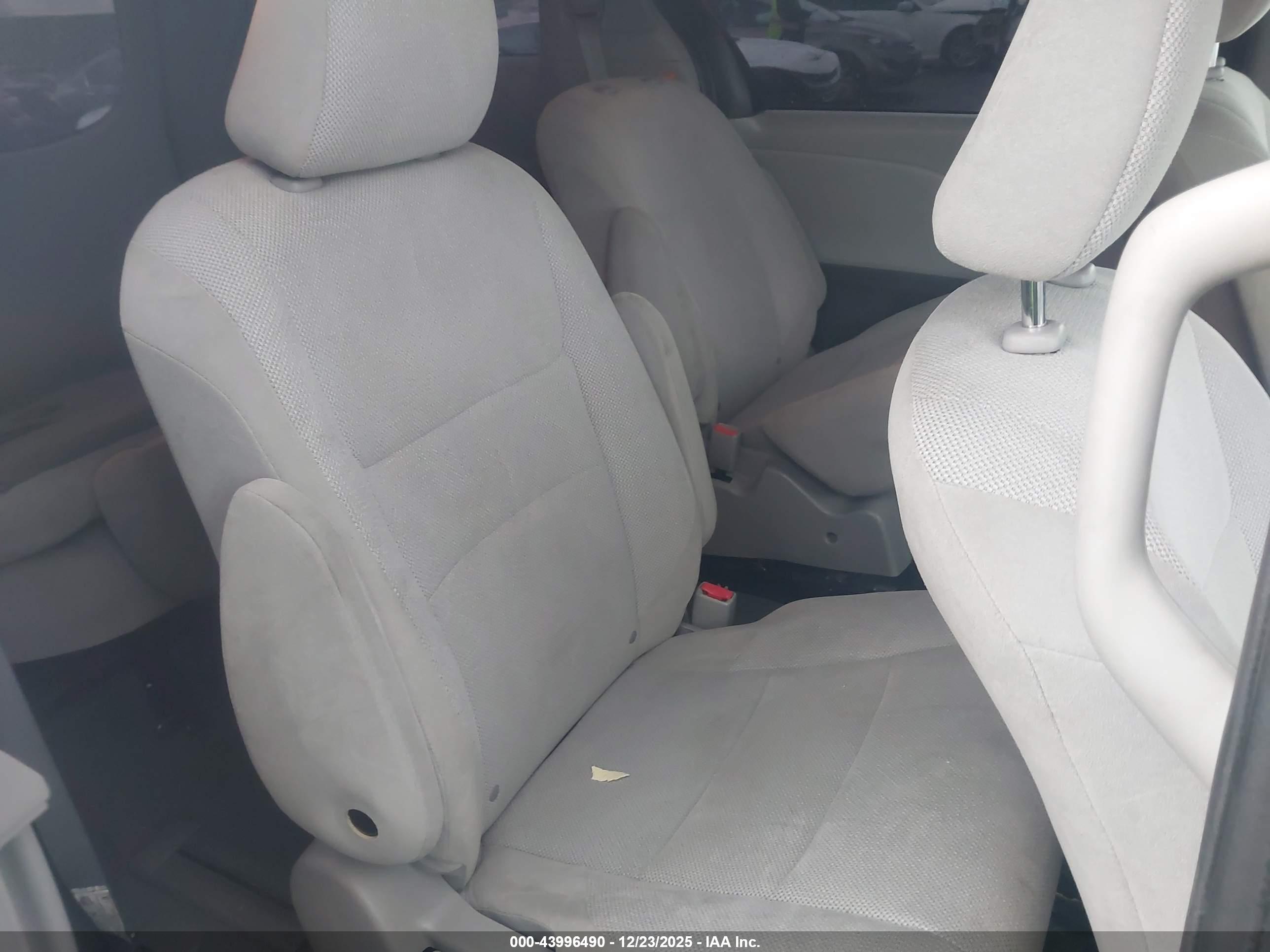 TOYOTA SIENNA image 8