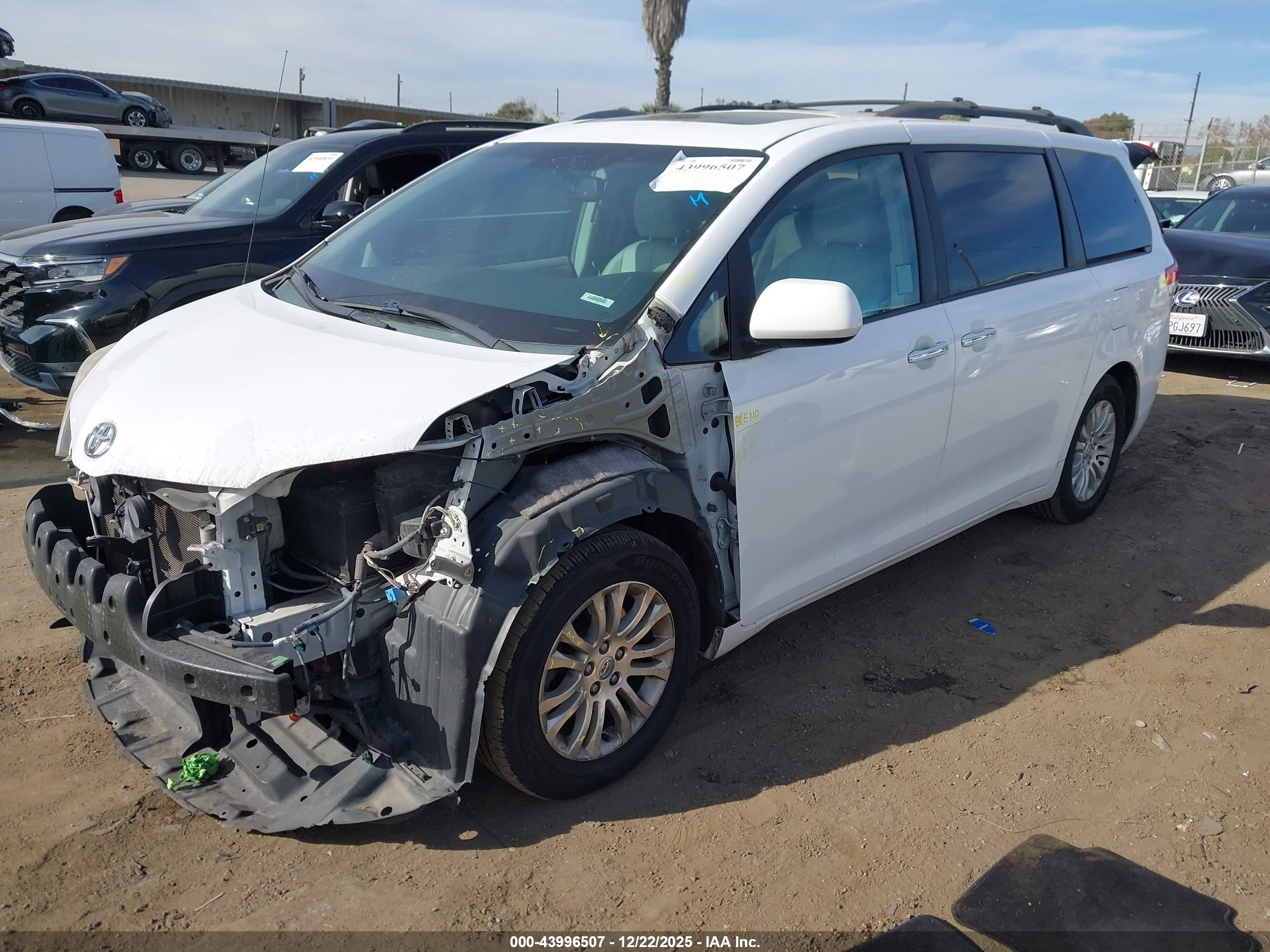 TOYOTA SIENNA image 2