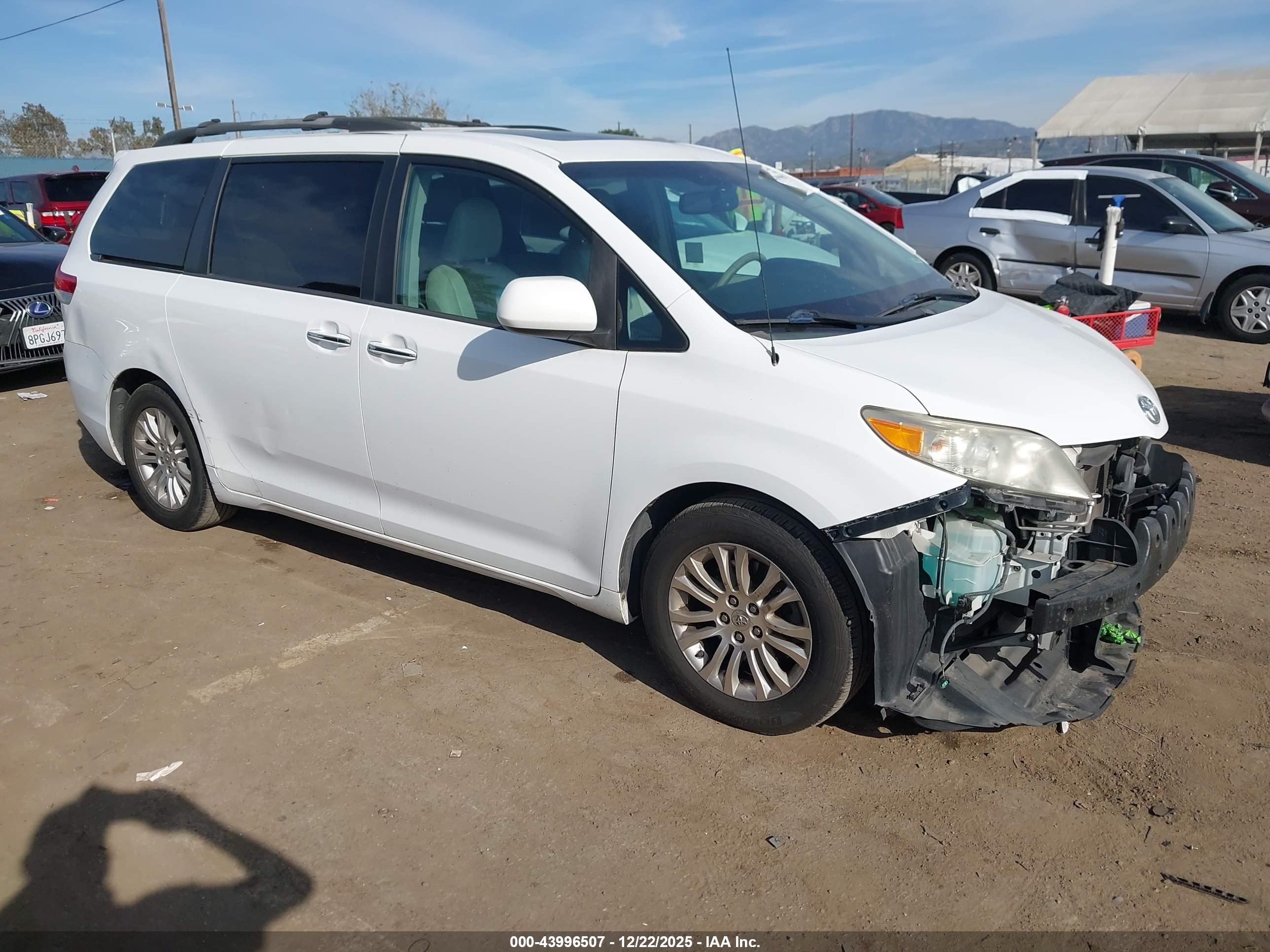 TOYOTA SIENNA image 3