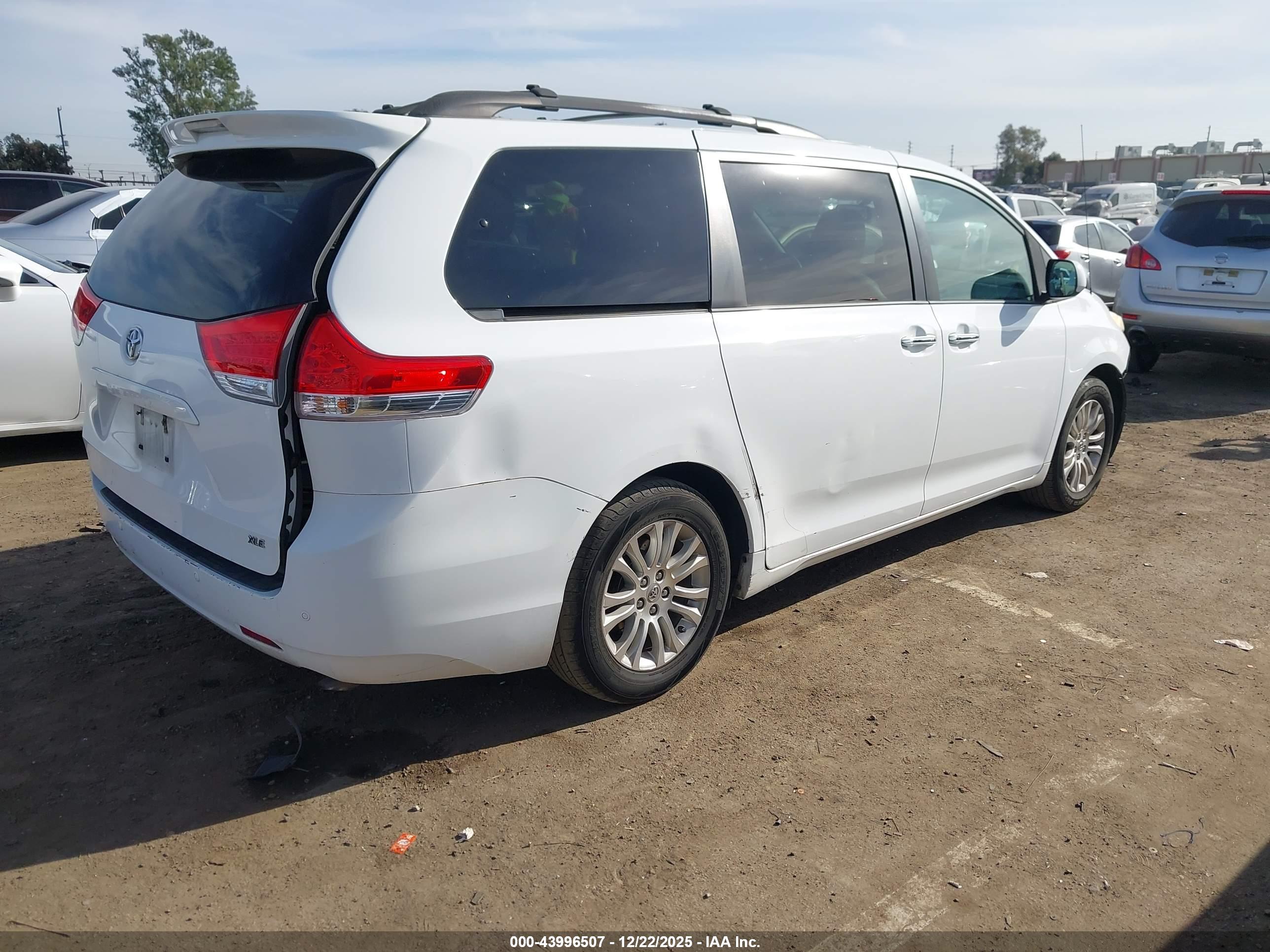 TOYOTA SIENNA image 4