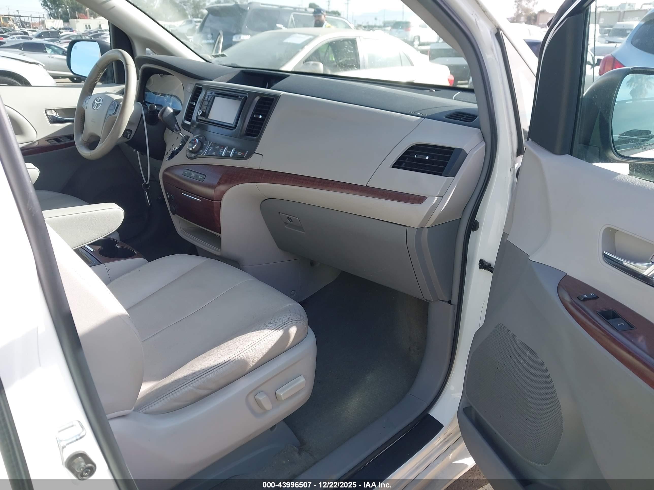 TOYOTA SIENNA image 5