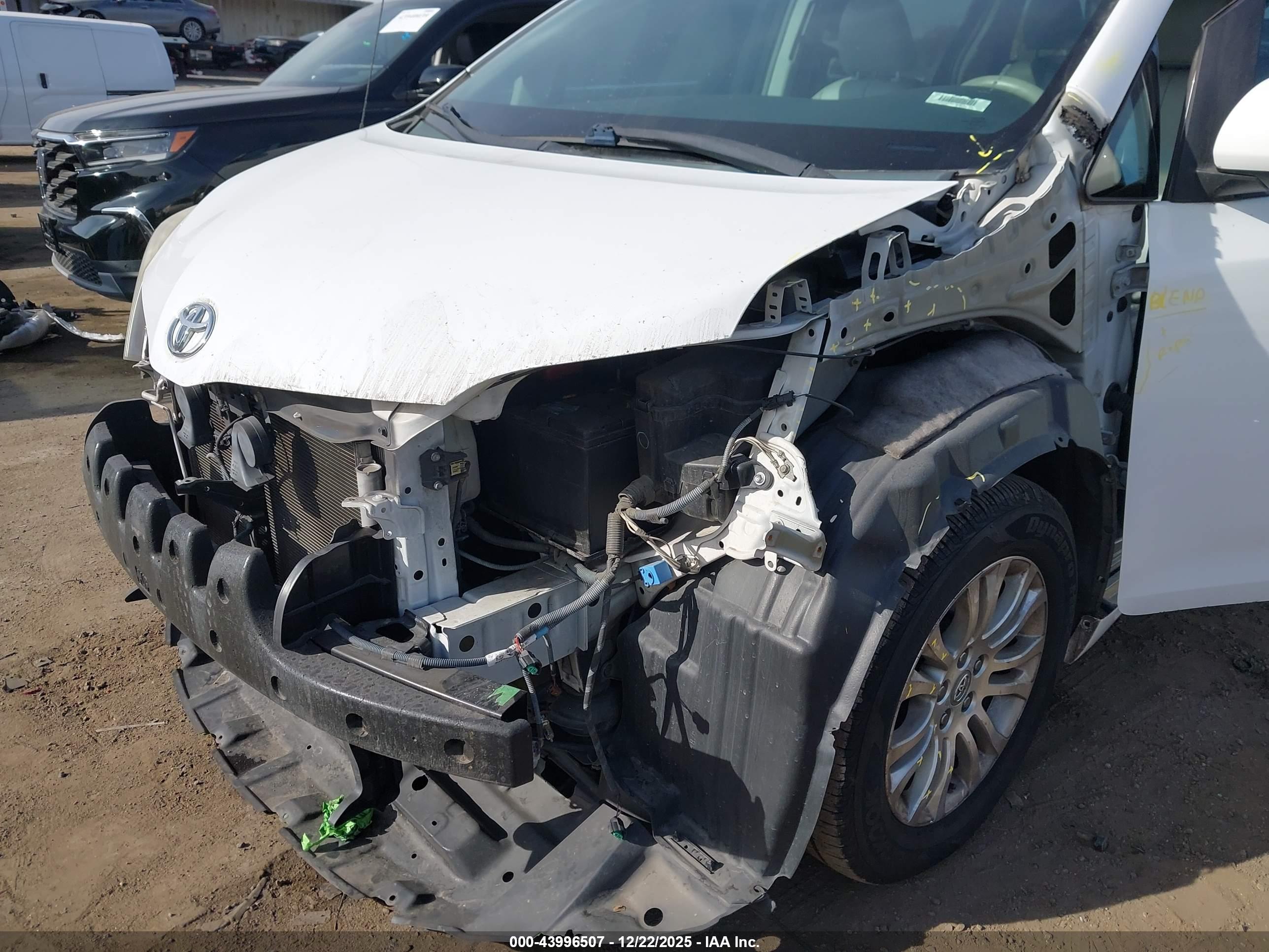 TOYOTA SIENNA image 6