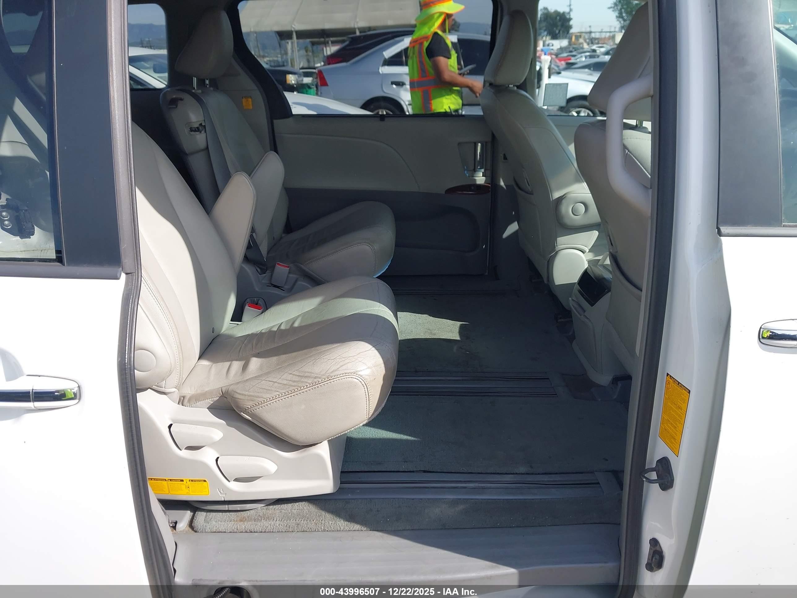 TOYOTA SIENNA image 8