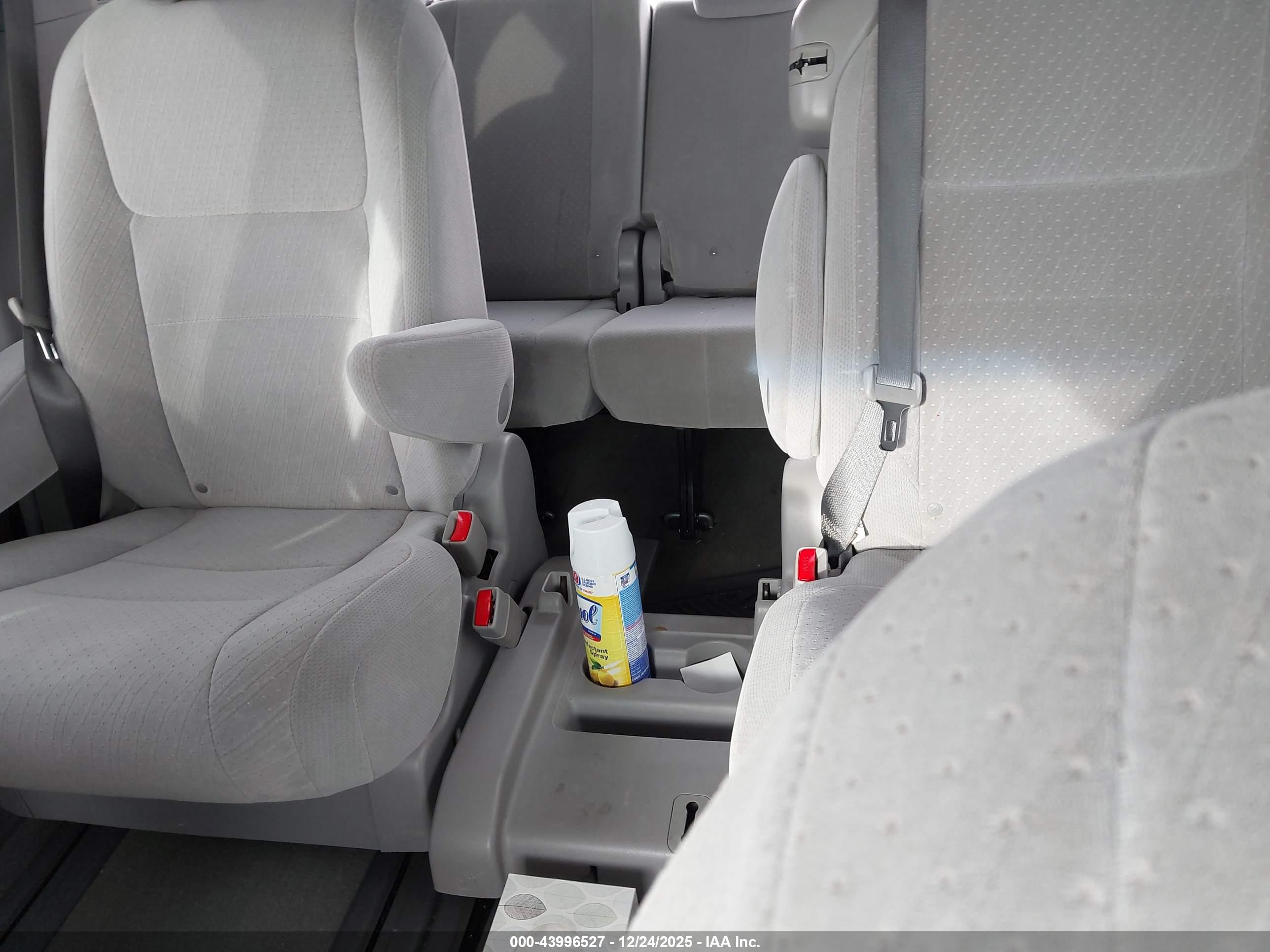 TOYOTA SIENNA image 8