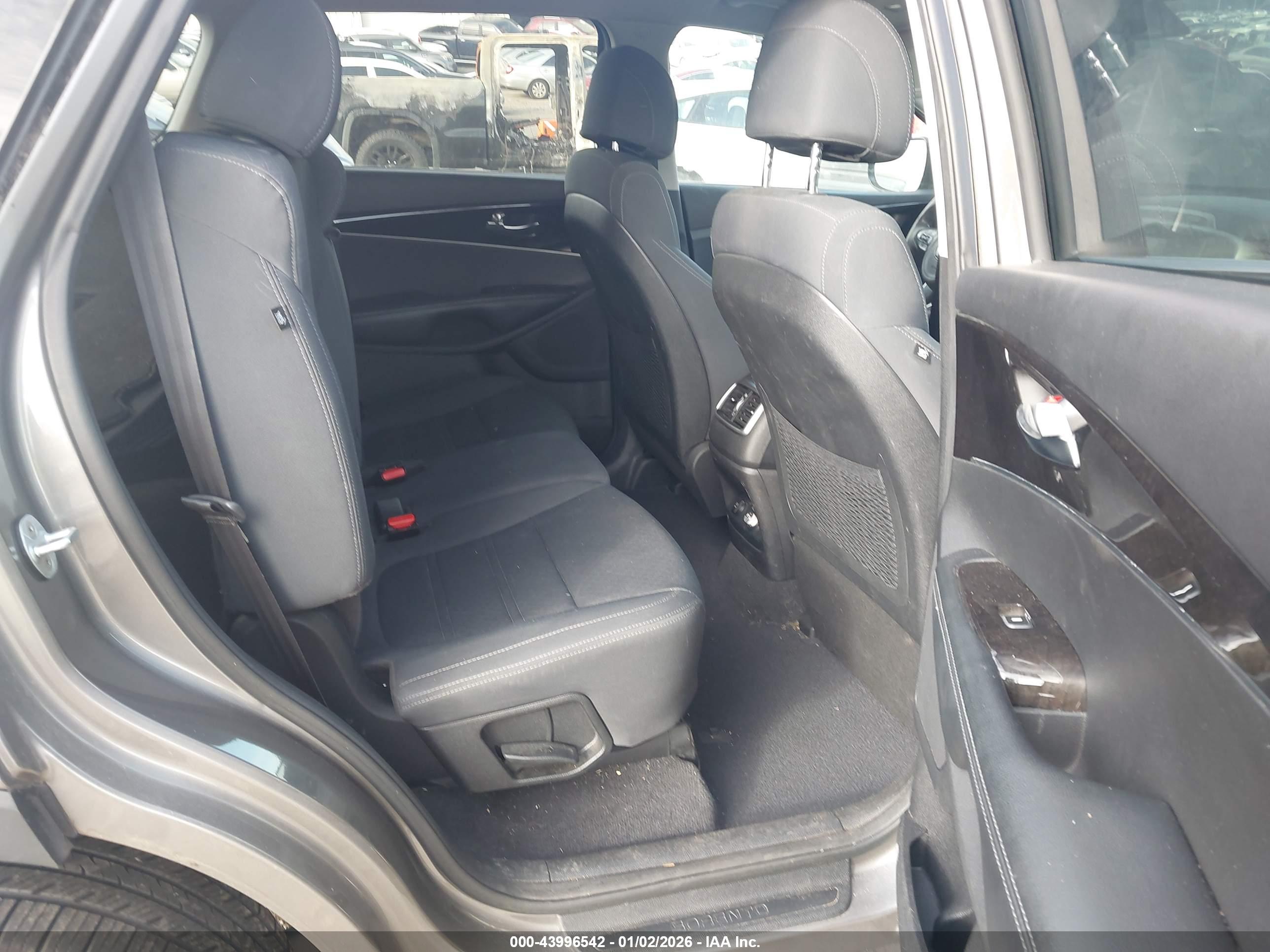 KIA SORENTO image 8