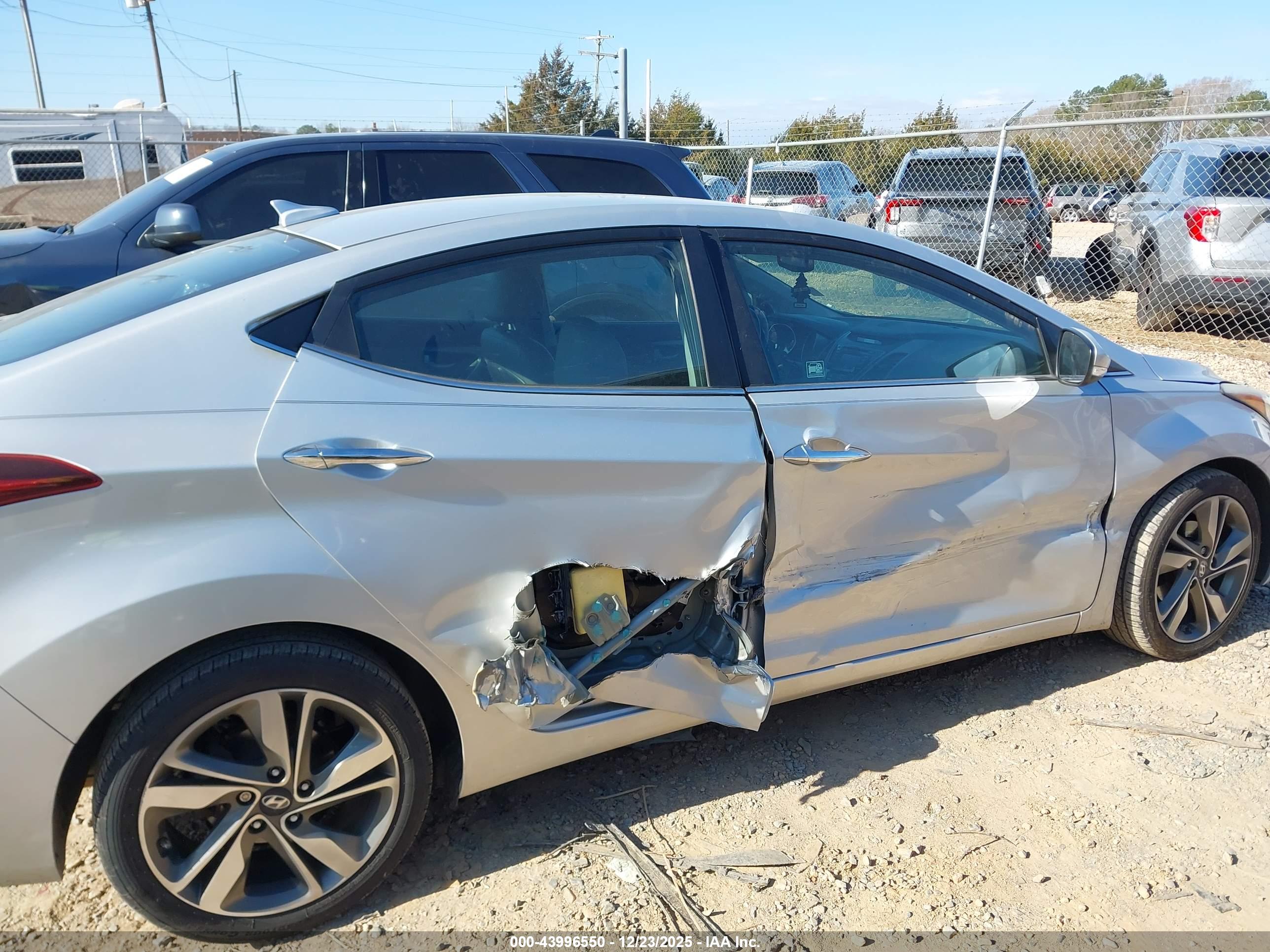 HYUNDAI ELANTRA image 6