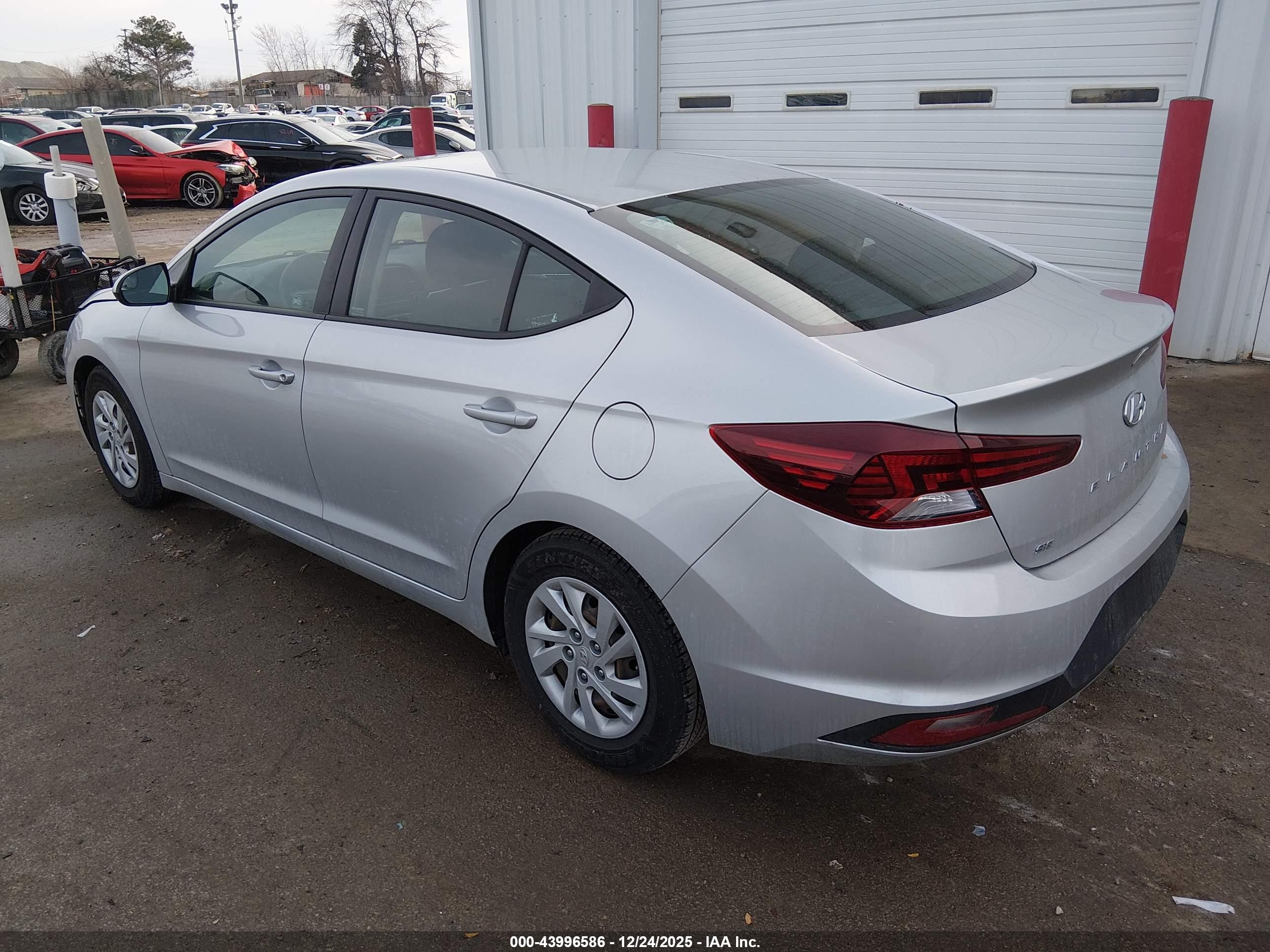 HYUNDAI ELANTRA image 3