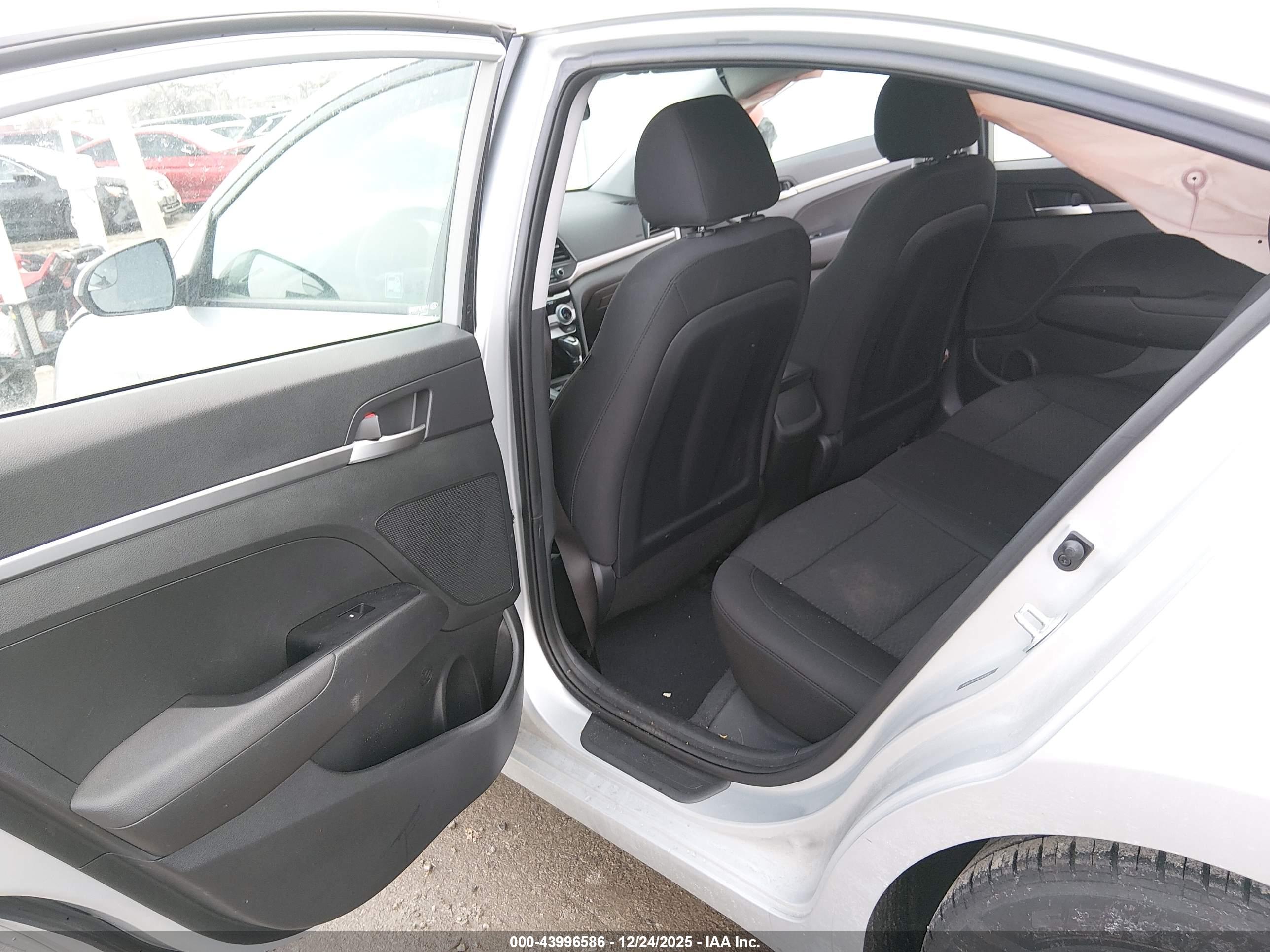 HYUNDAI ELANTRA image 8