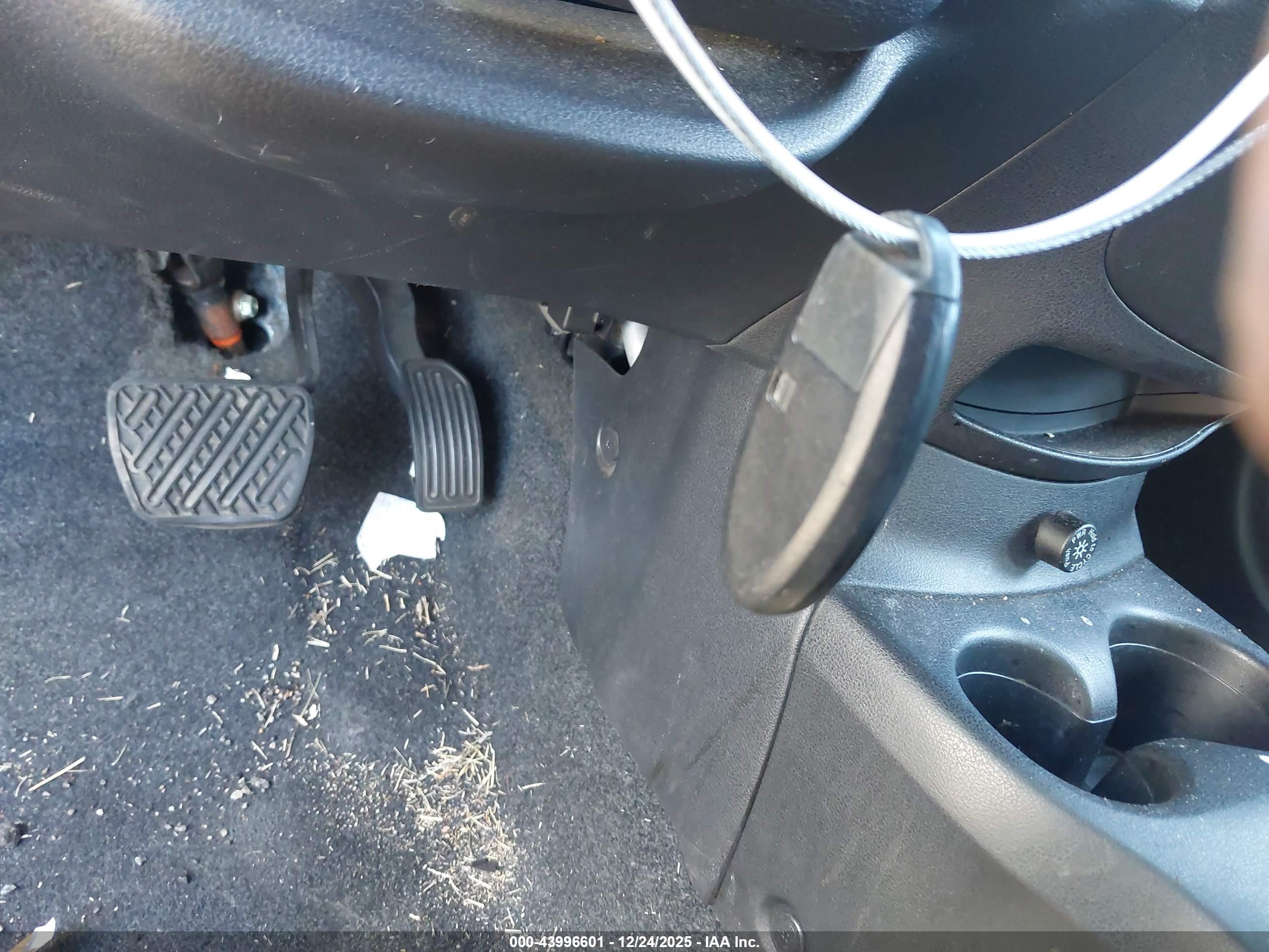 NISSAN VERSA image 11