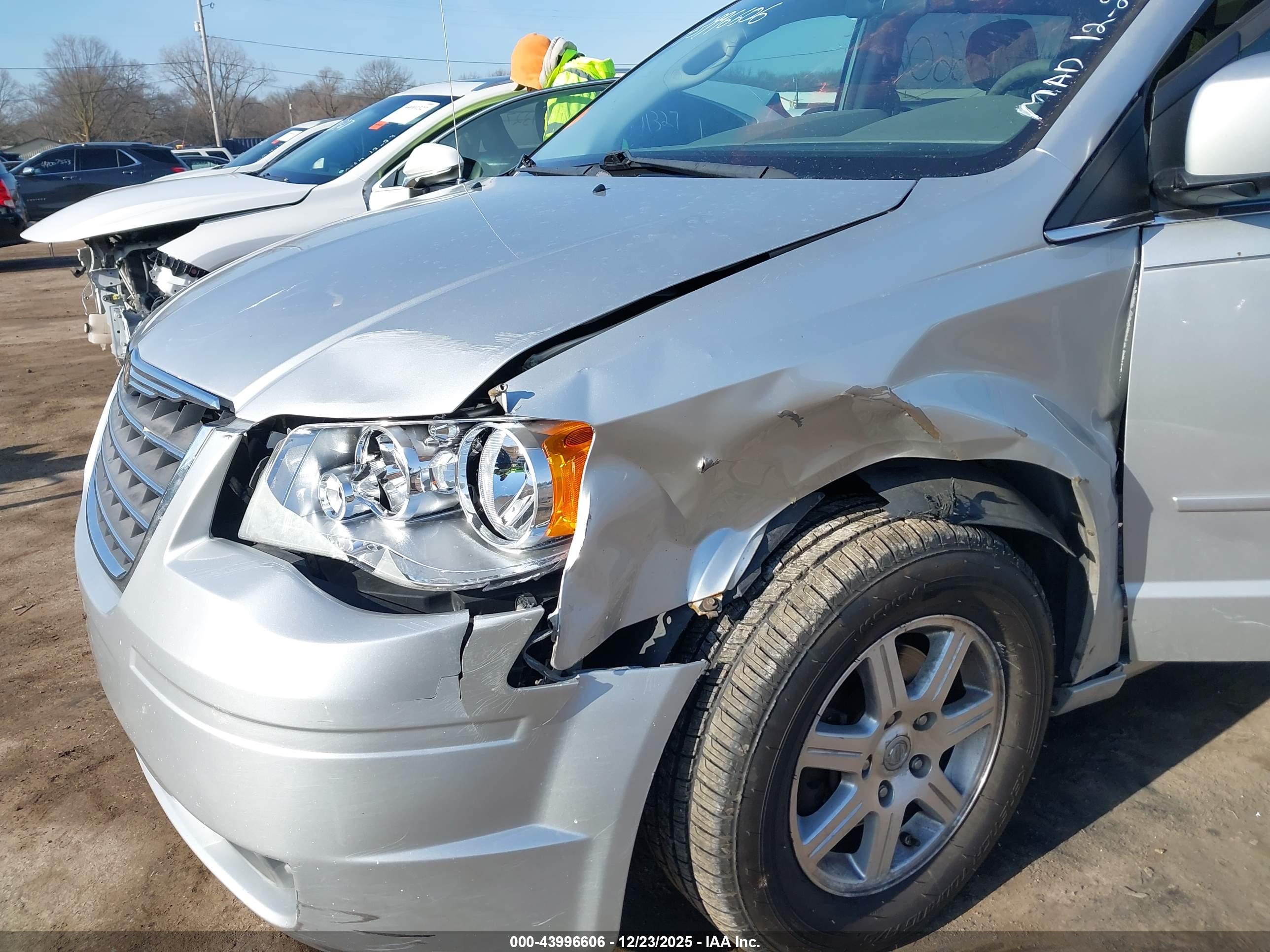 CHRYSLER TOWN image 6