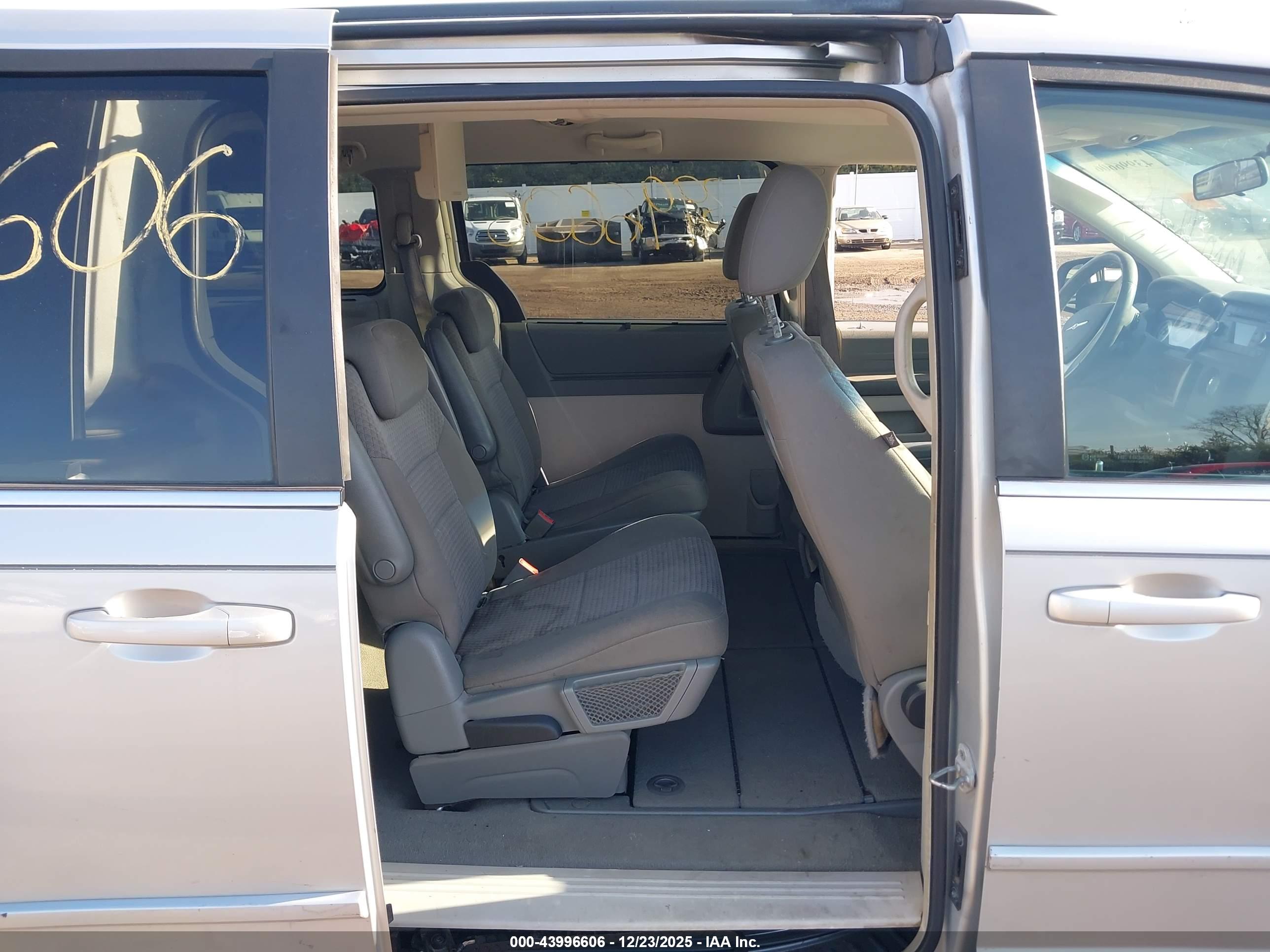 CHRYSLER TOWN image 8