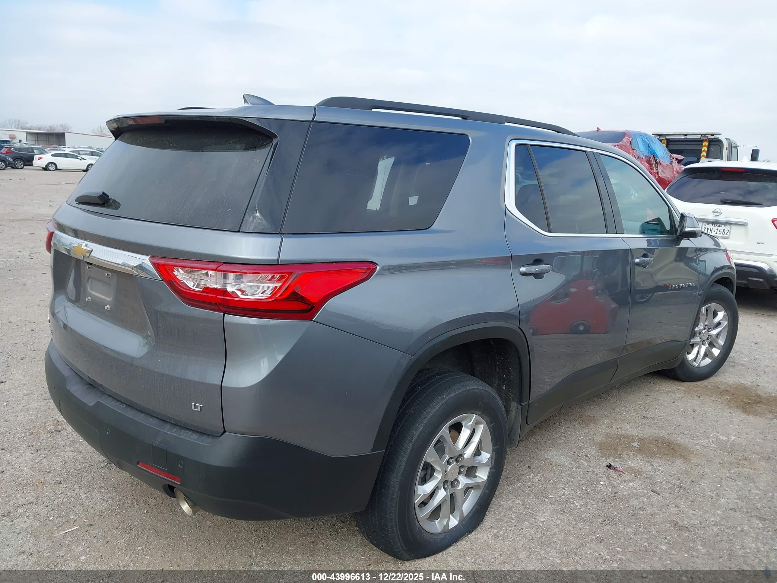 CHEVROLET TRAVERSE image 4