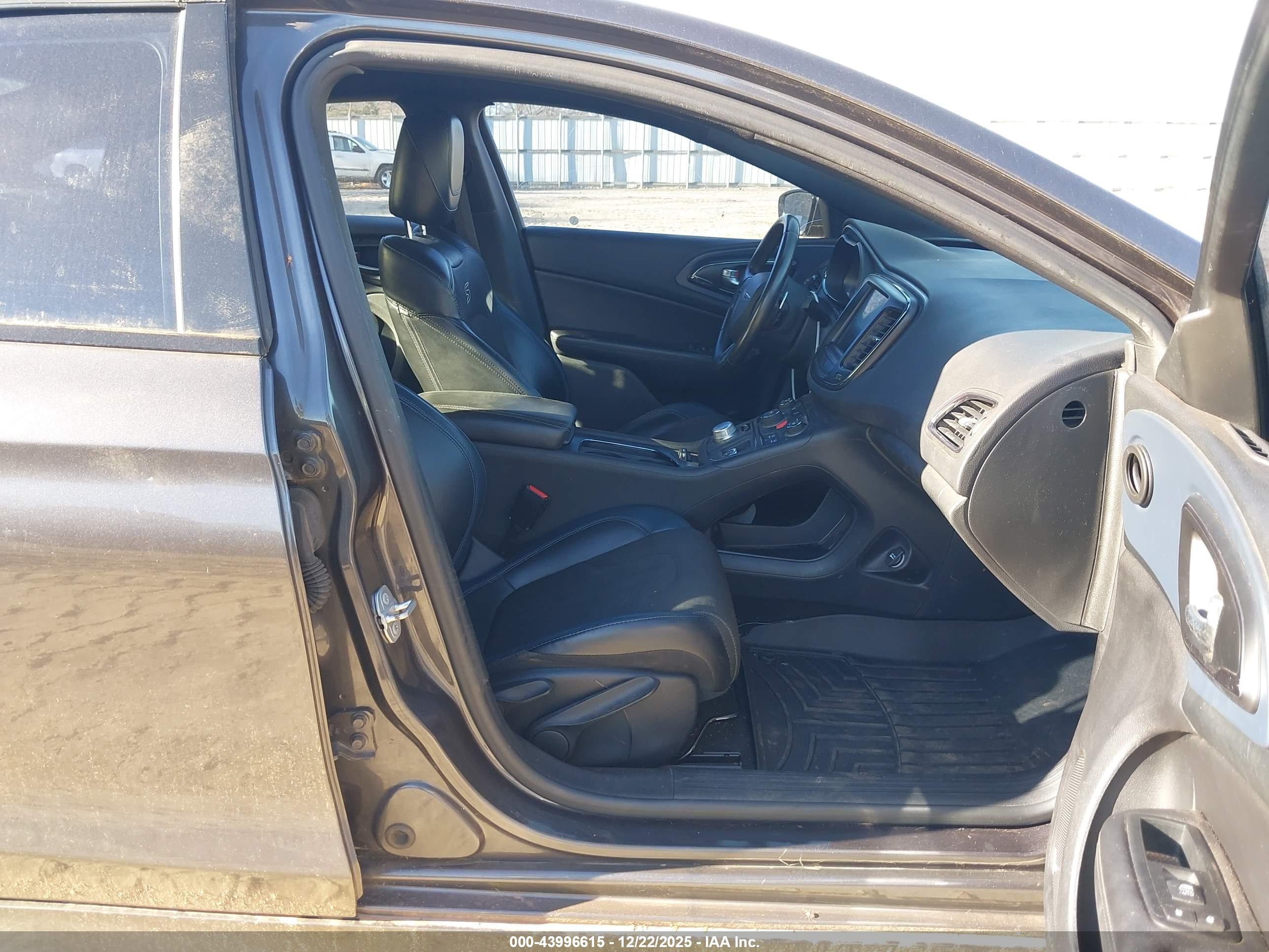 CHRYSLER 200 image 5