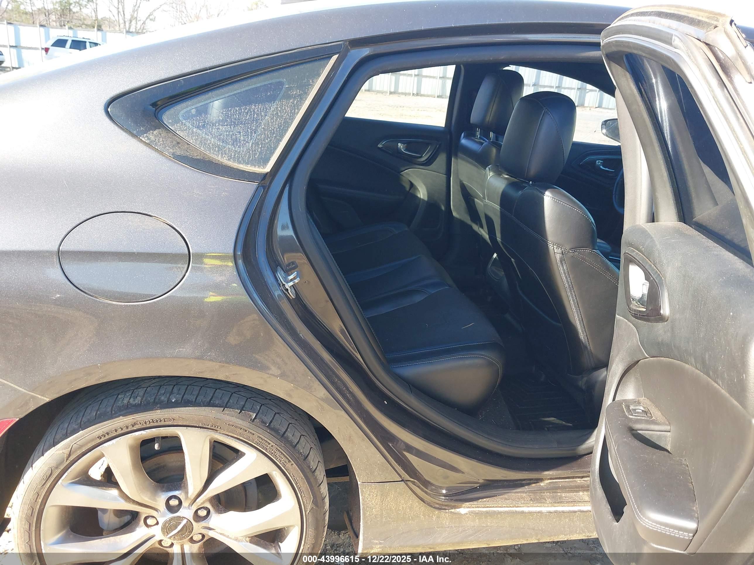 CHRYSLER 200 image 8