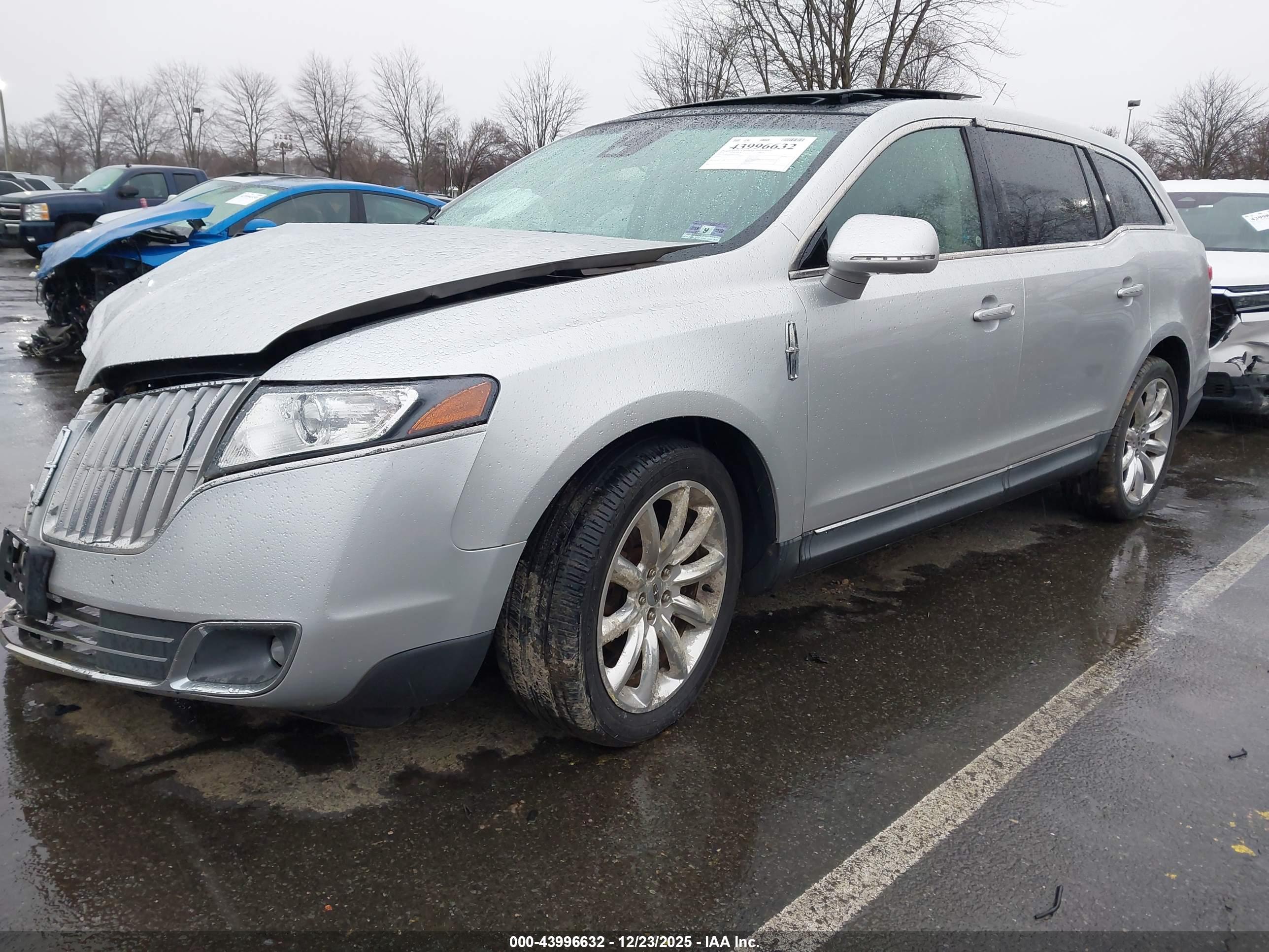 LINCOLN MKT image 2