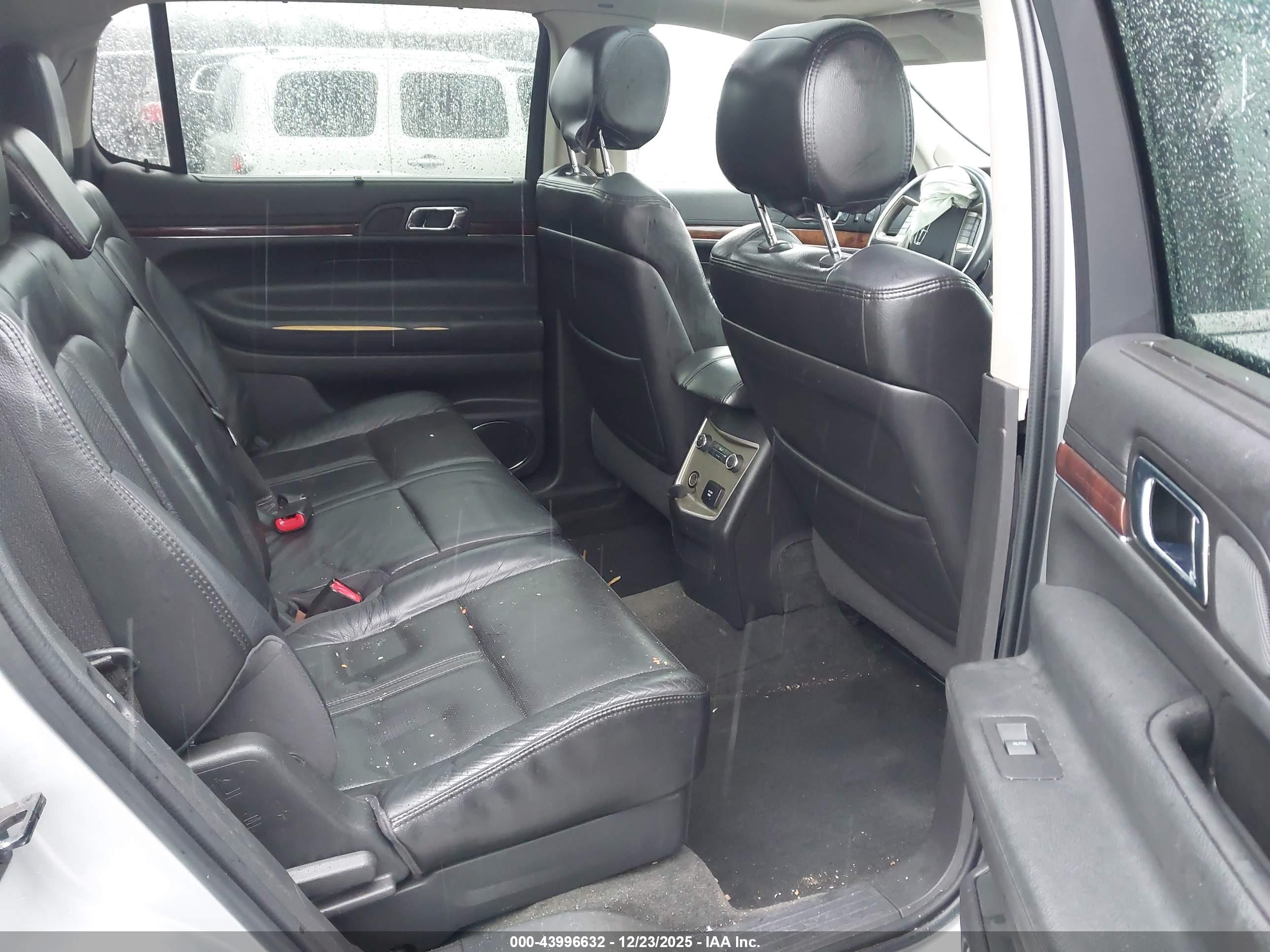 LINCOLN MKT image 8