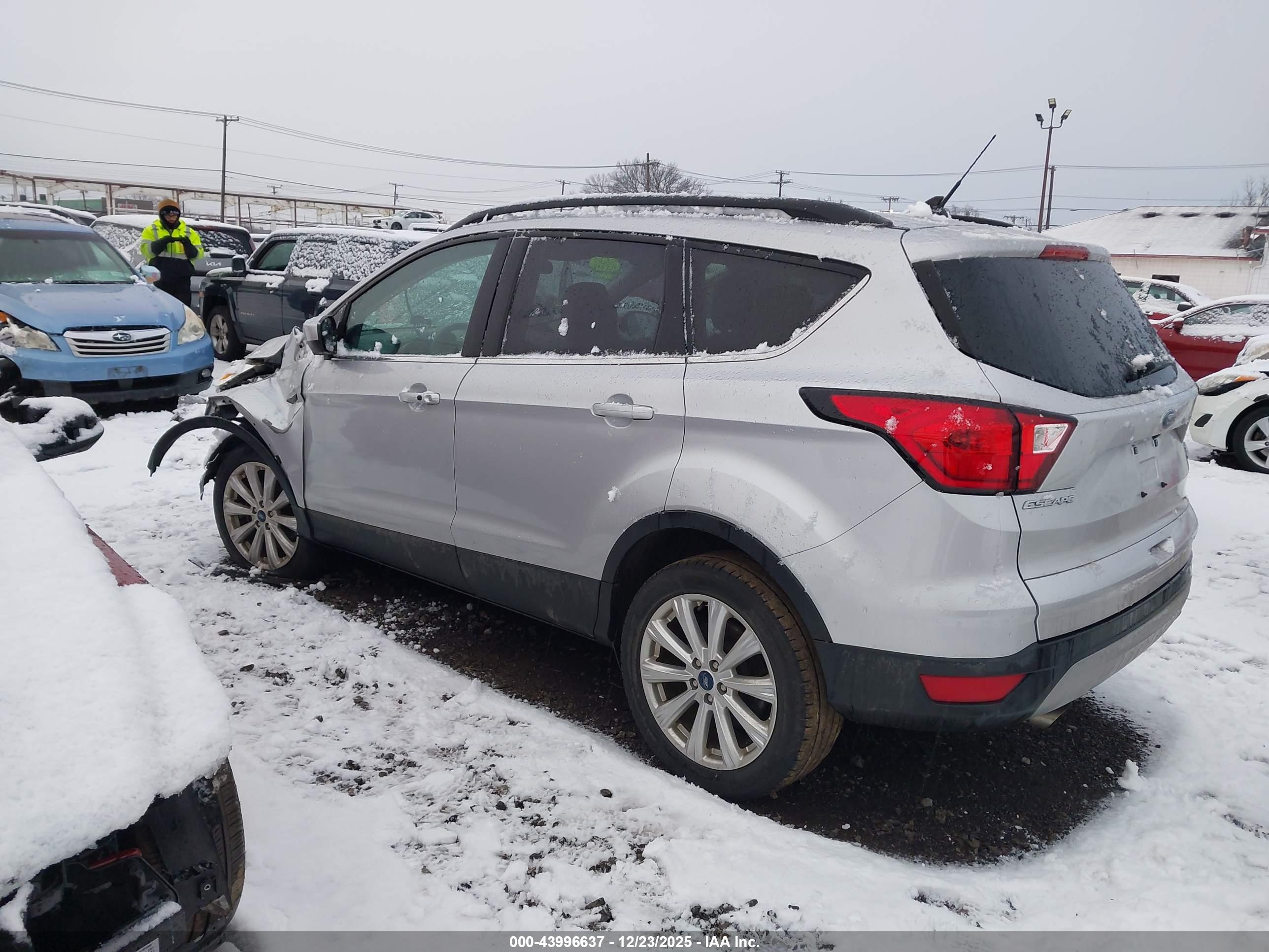FORD ESCAPE image 3