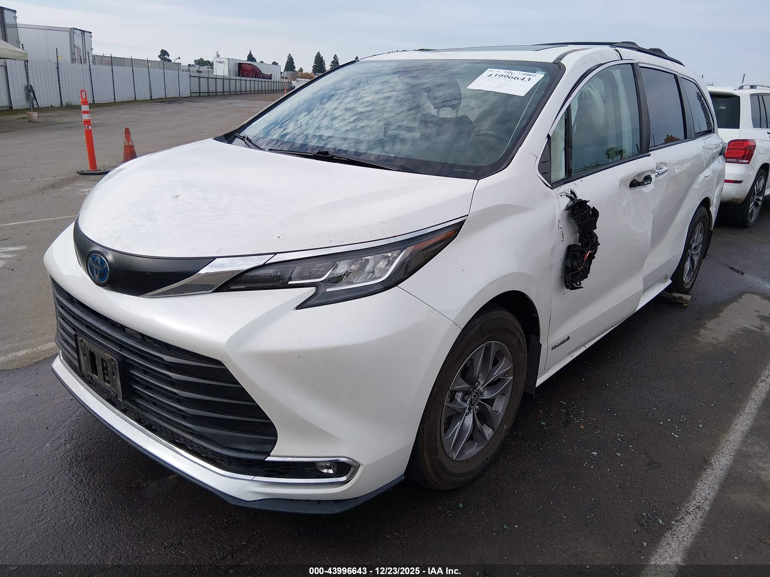 TOYOTA SIENNA image 2