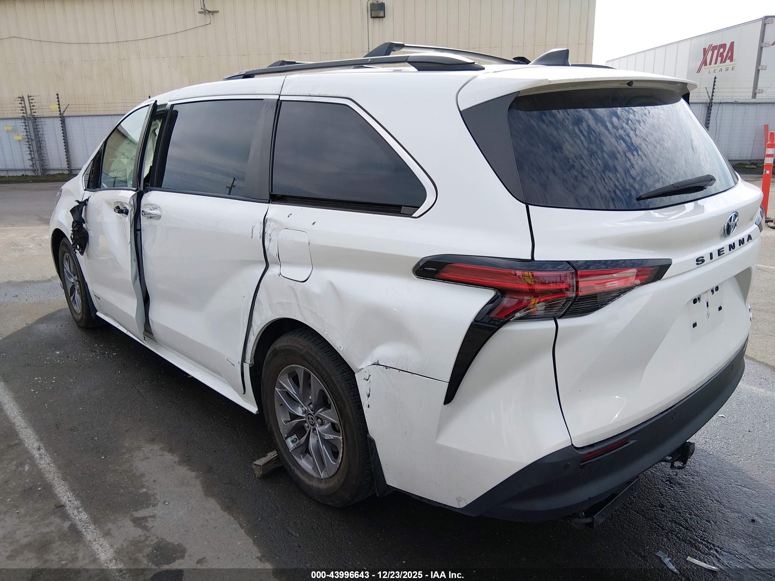 TOYOTA SIENNA image 3