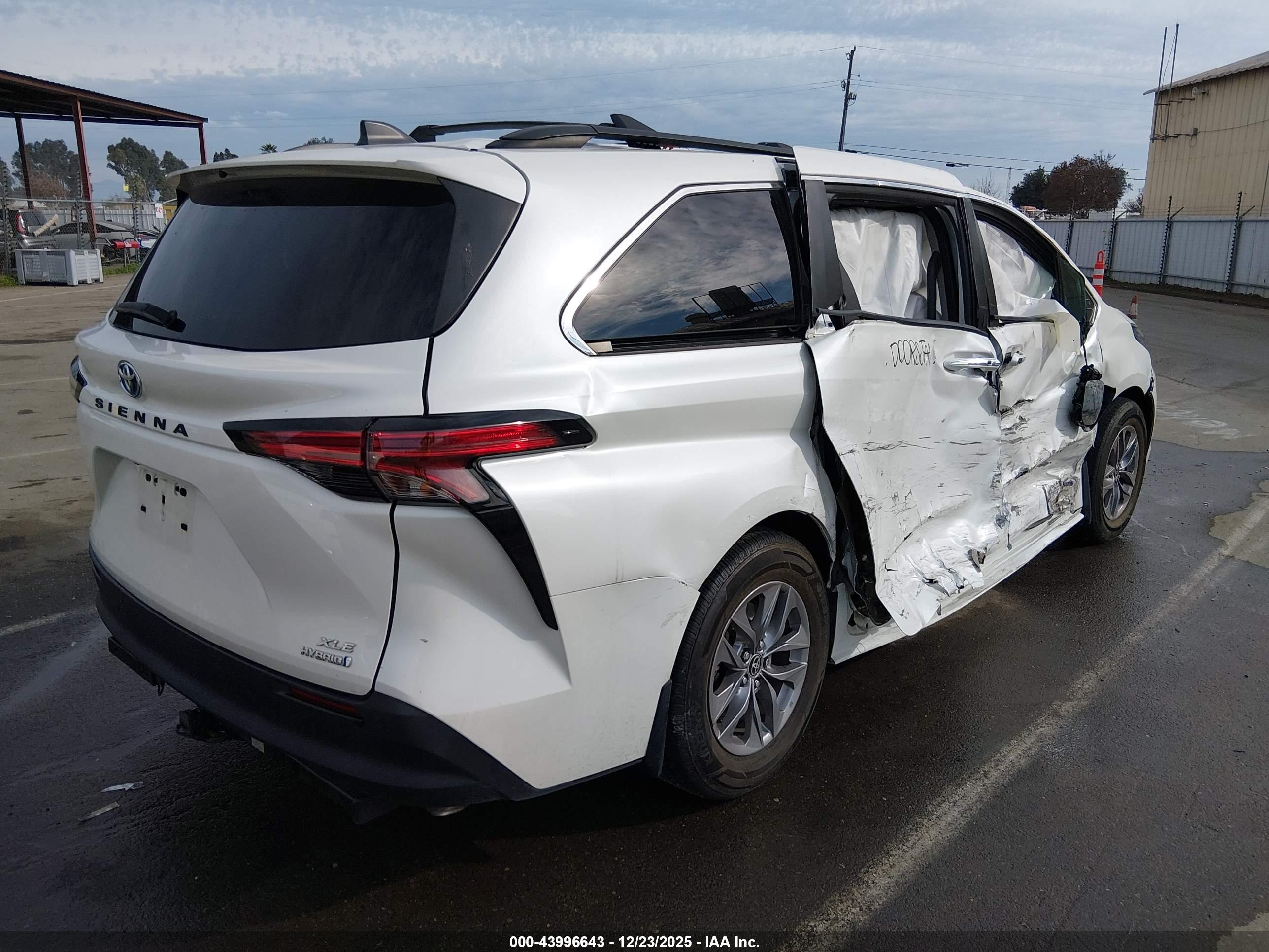 TOYOTA SIENNA image 4